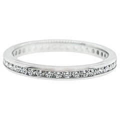 Eternity-Ring aus Platin mit Diamant