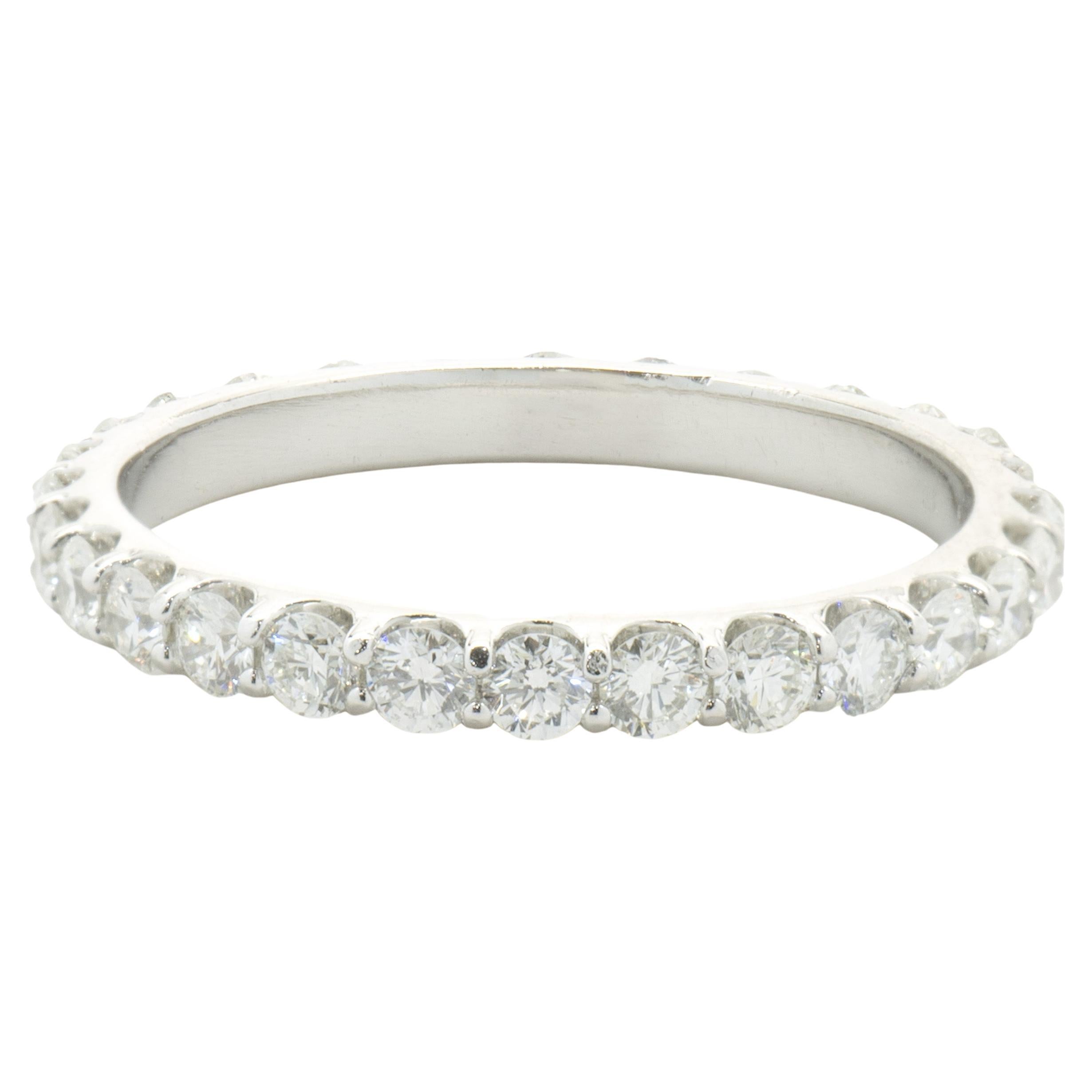Anillo de eternidad de diamantes en platino