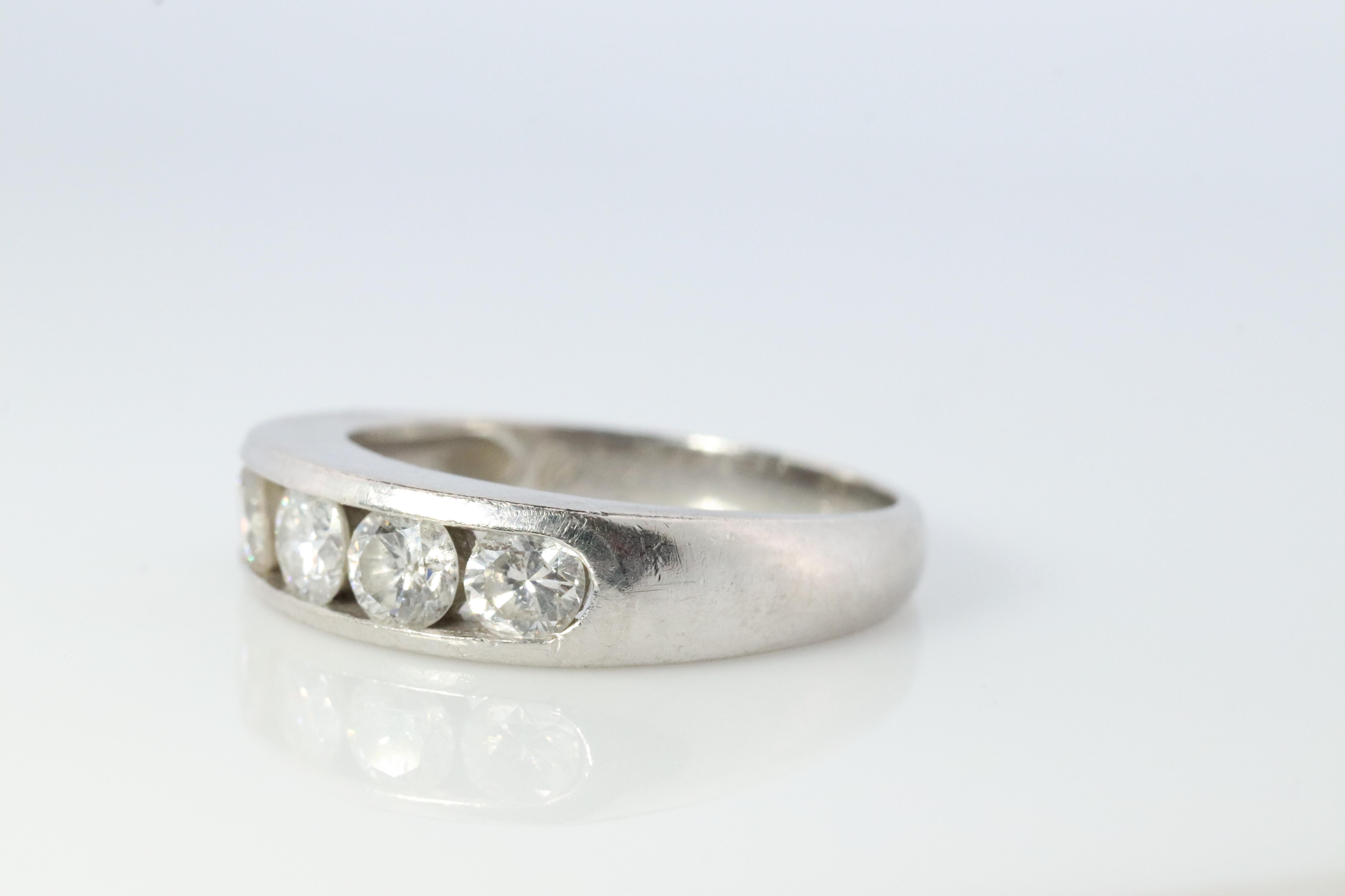 Anillo de eternidad de diamantes en platino. PT900 1ctw Medio Aniversario Anillo de canal Infinito Moderno en venta