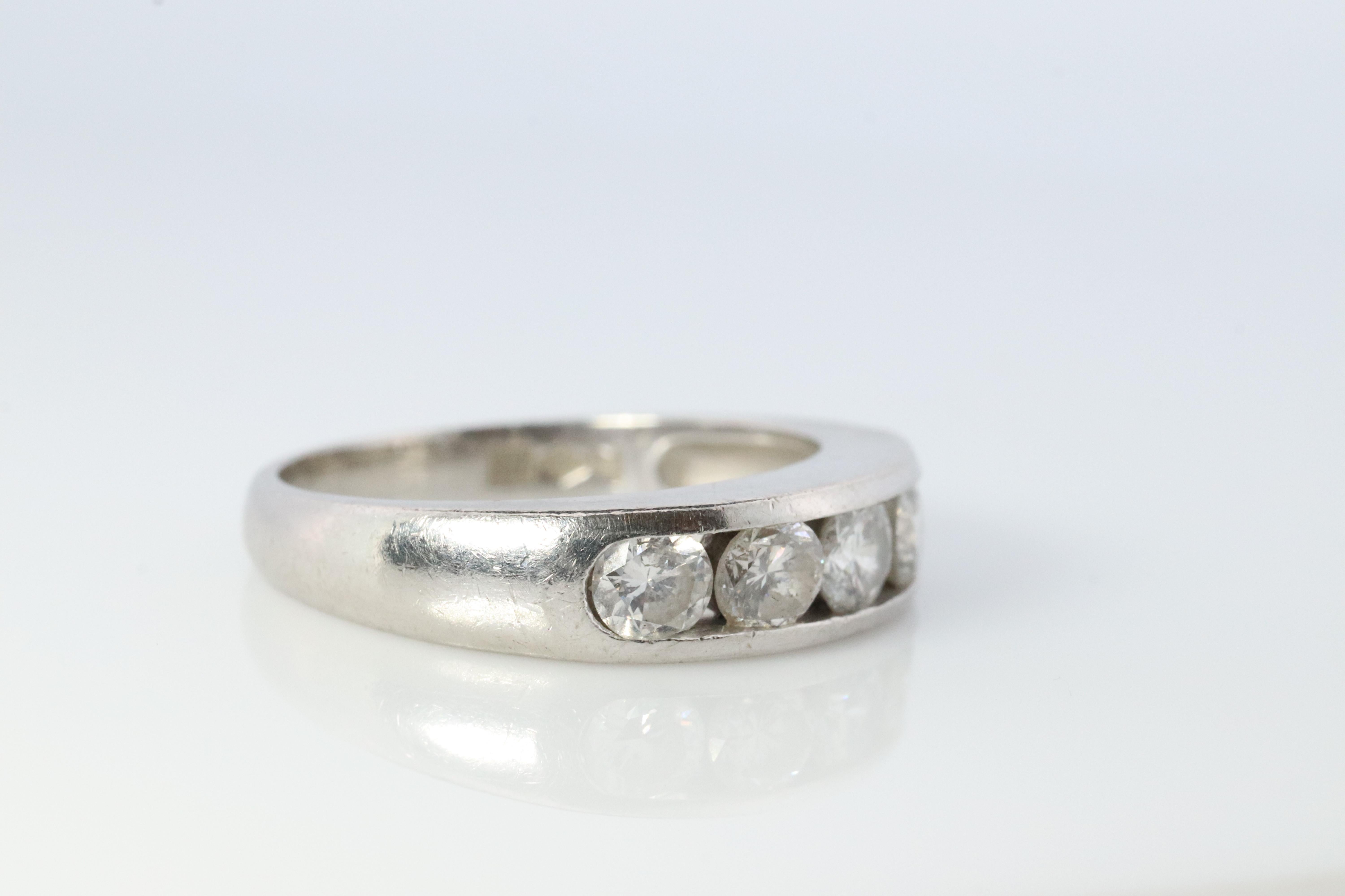 Anillo de eternidad de diamantes en platino. PT900 1ctw Medio Aniversario Anillo de canal Infinito Corte redondo en venta