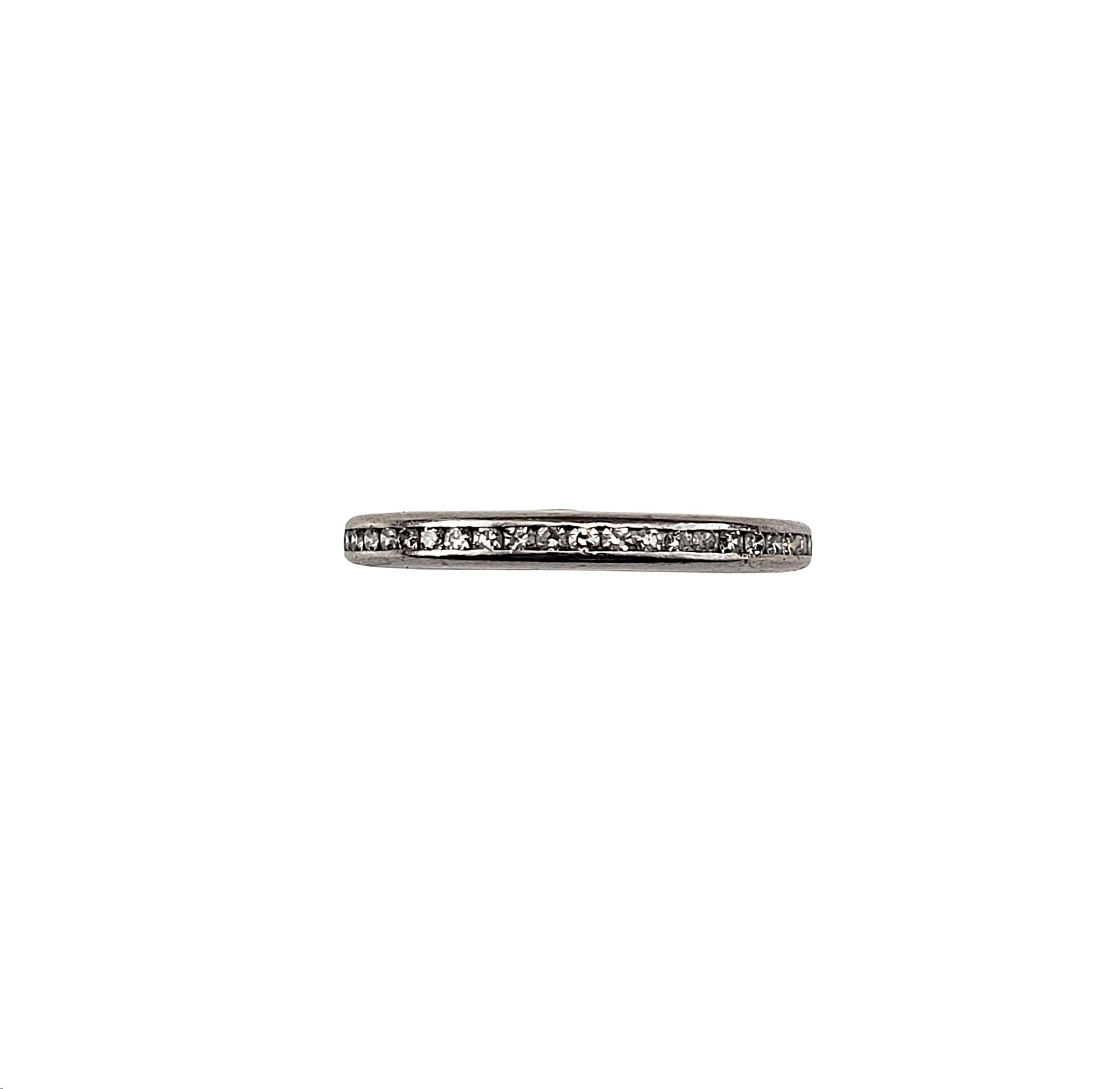 Anello di platino con diamante per l'eternità misura 6...

L'eleganza senza tempo incontra il lusso moderno in questa splendida fascia per l'eternità in platino, caratterizzata da un cerchio continuo di 50 scintillanti diamanti rotondi a taglio