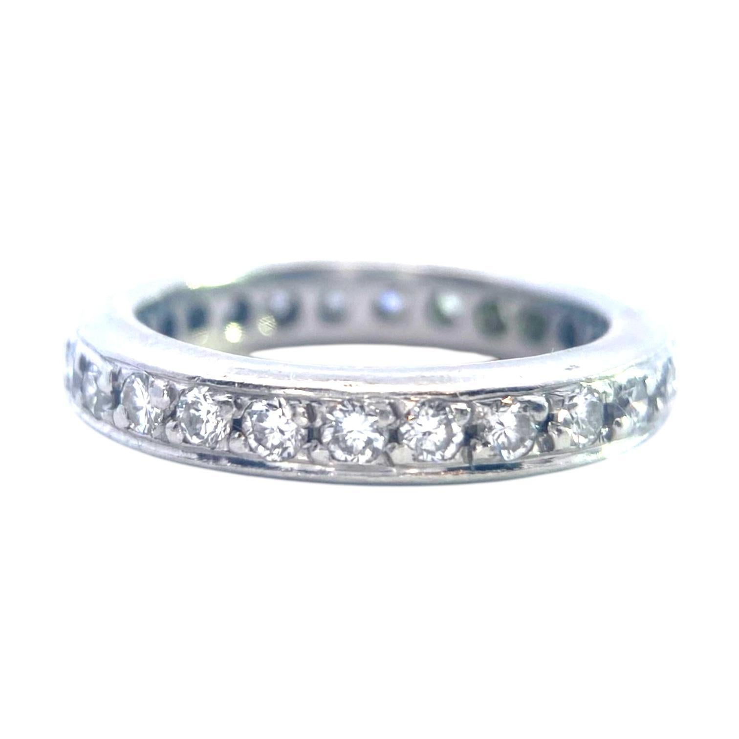 Bague d'éternité en platine avec diamants, au design classique et élégant. Diamants ronds de taille brillant sertis en perle. La bande est élégante et lisse, offrant un ajustement confortable.
Diamants : 0,60 ctw. Clarté : VS1-VS2, Couleur :