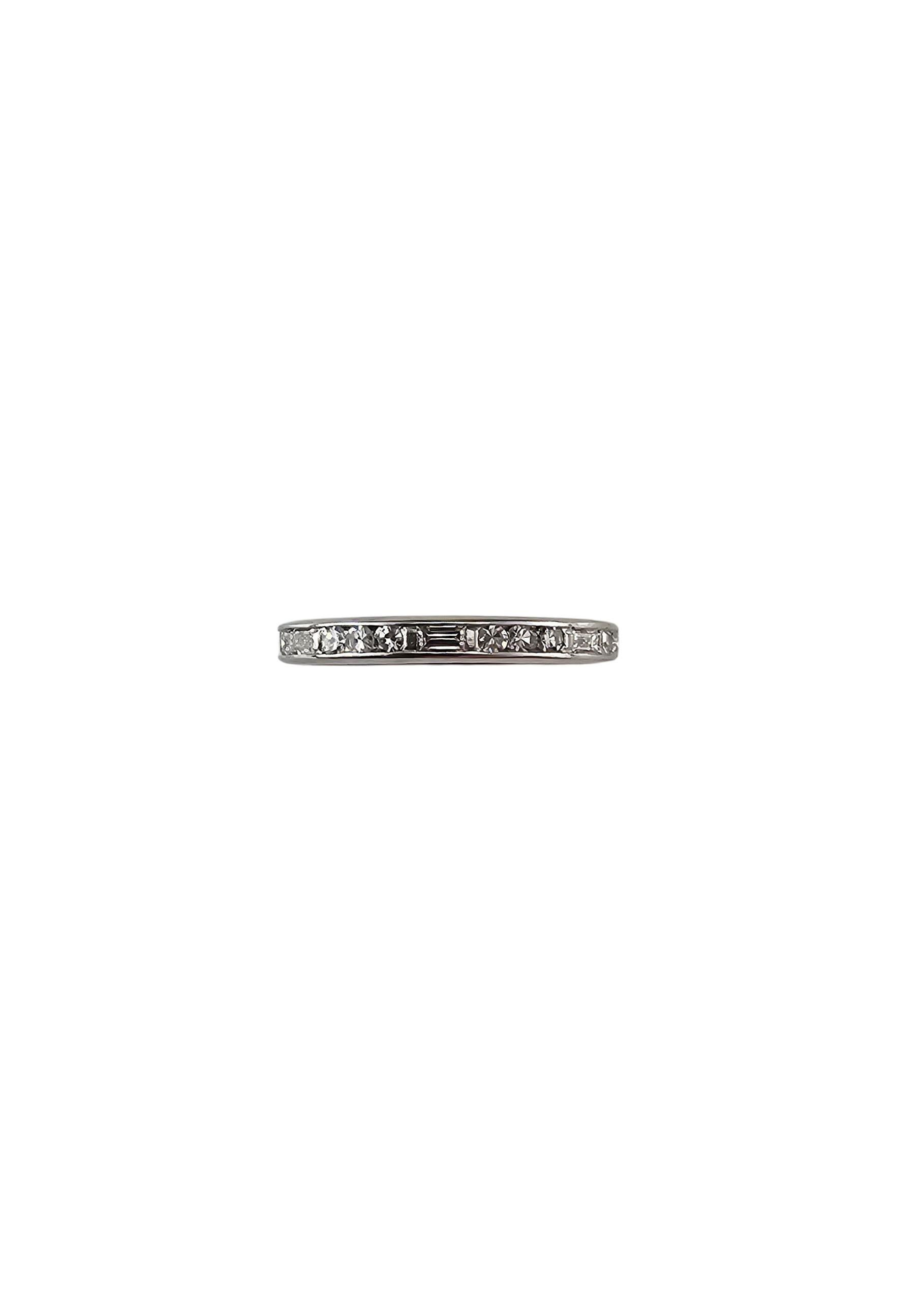 Anello di platino con diamante per l'eternità misura 8,25-8,5

Questa elegante fascia per l'eternità presenta 20 diamanti rotondi a taglio singolo e sette diamanti a taglio baguette incastonati nel classico platino. Un design senza tempo che brilla