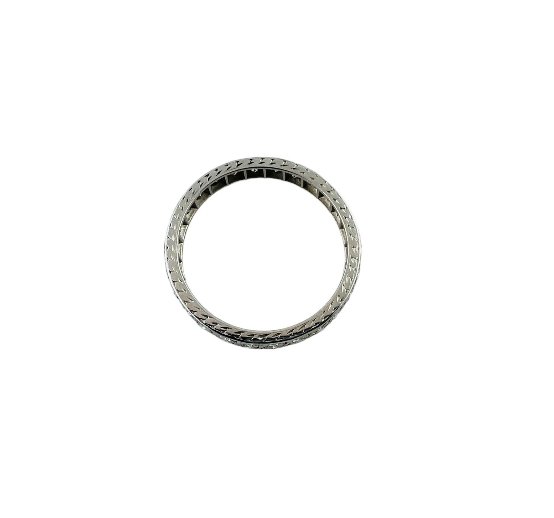 Fascia di diamanti in platino per l'eternità

Questa bellissima fascia di diamanti per l'eternità è incastonata con 28 diamanti tondi brillanti

La fascia è larga circa 2.7 mm

Taglia 7,75

I diamanti sono circa 0,84 ct.

Chiarezza del diamante: