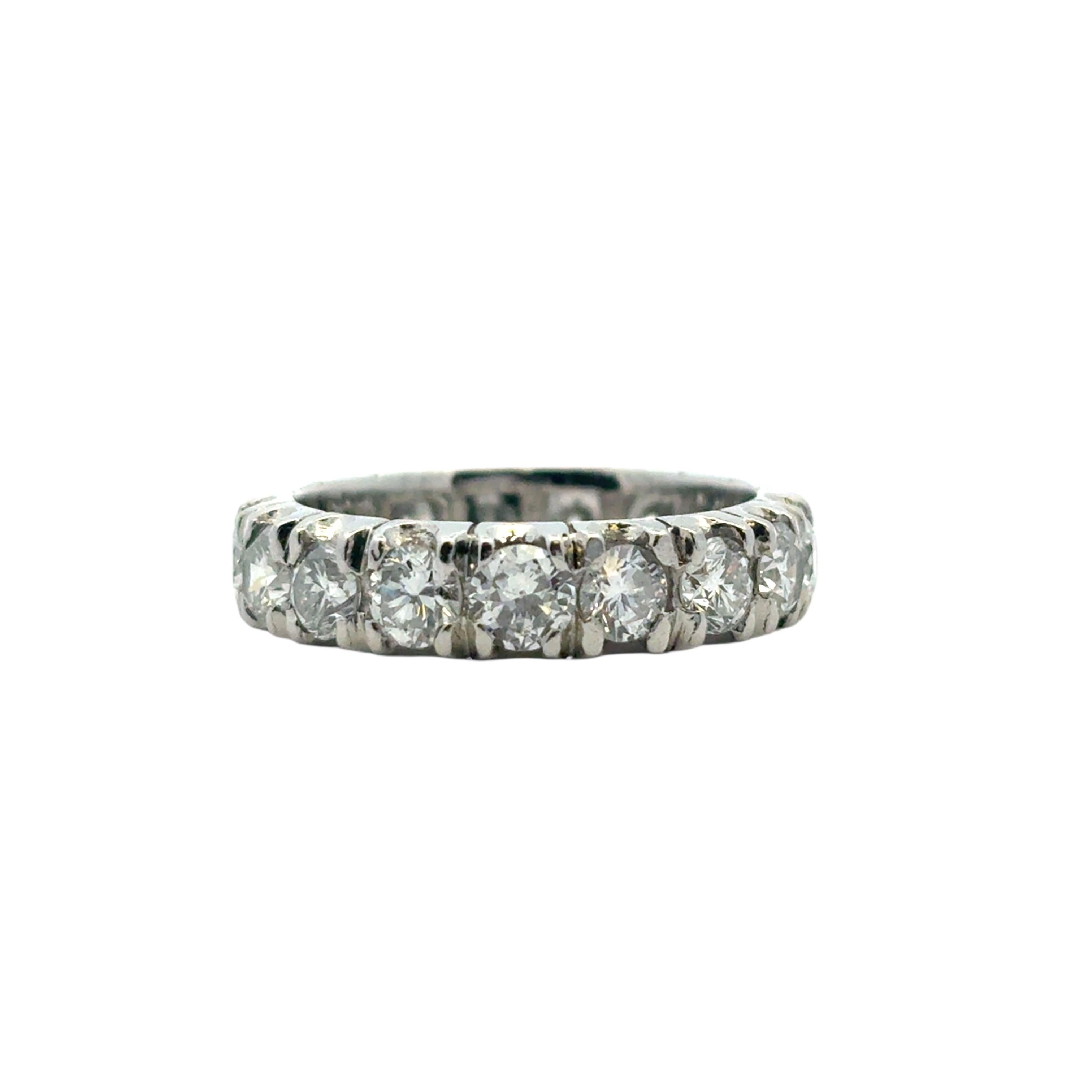 Moderne Bague d'éternité en platine avec diamant en vente