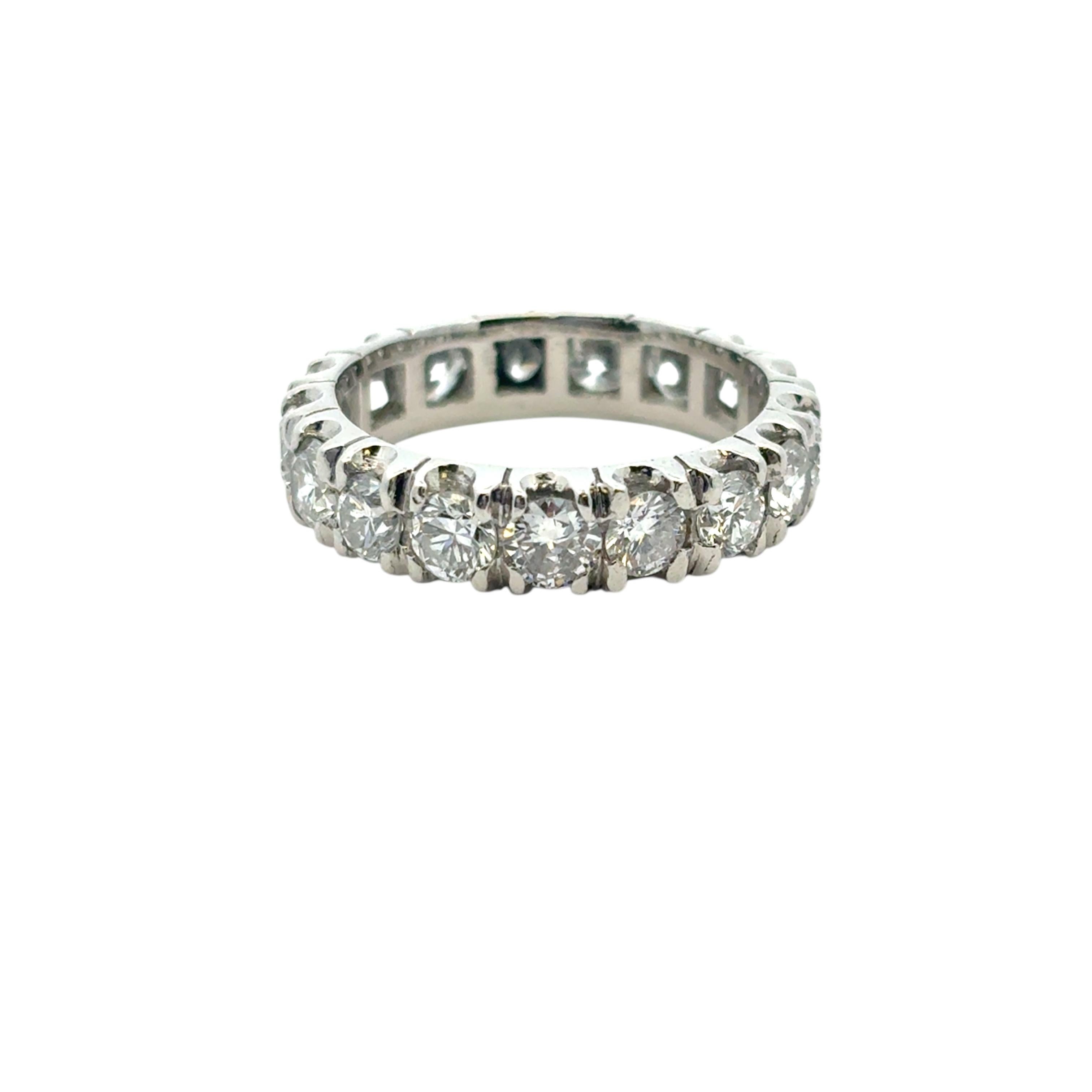 Taille ronde Bague d'éternité en platine avec diamant en vente