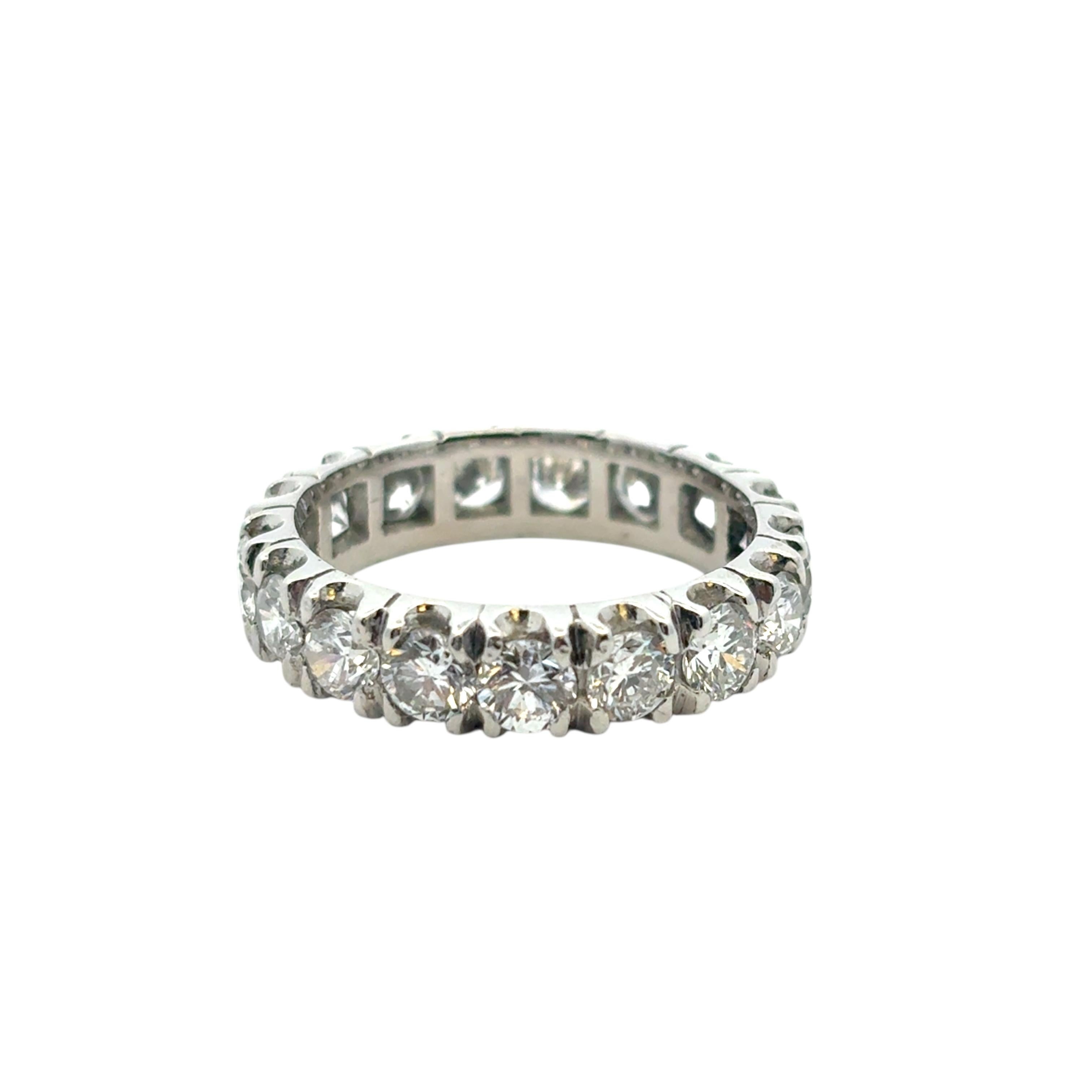 Bague d'éternité en platine avec diamant Excellent état - En vente à Boca Raton, FL