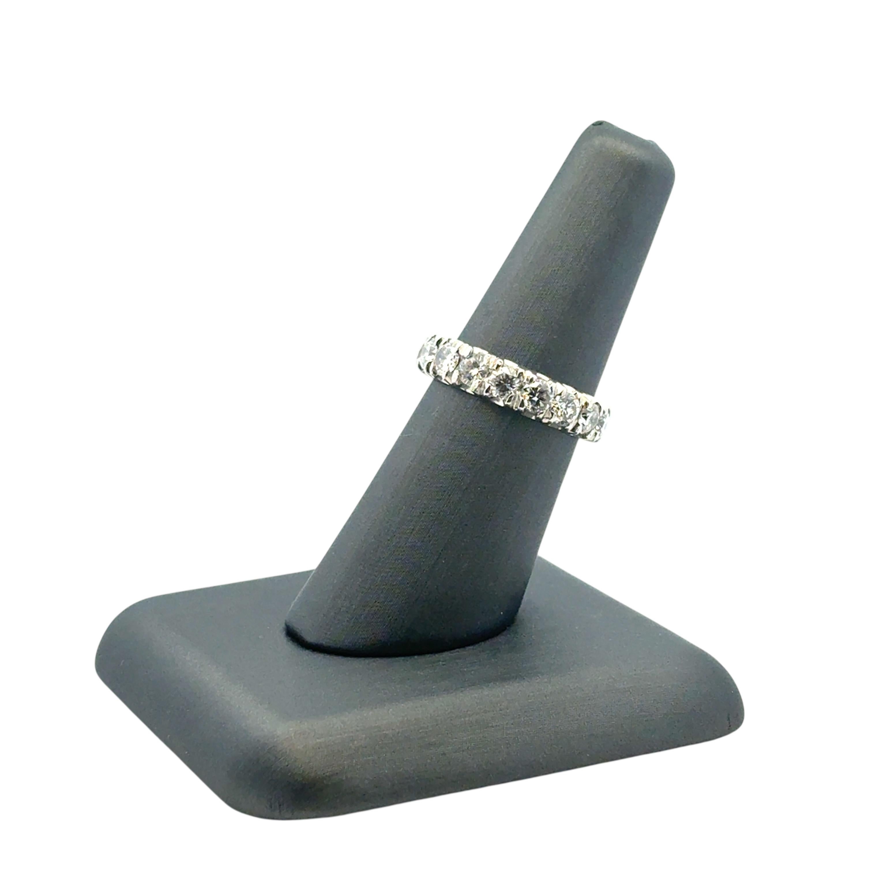 Bague d'éternité en platine avec diamant en vente 1