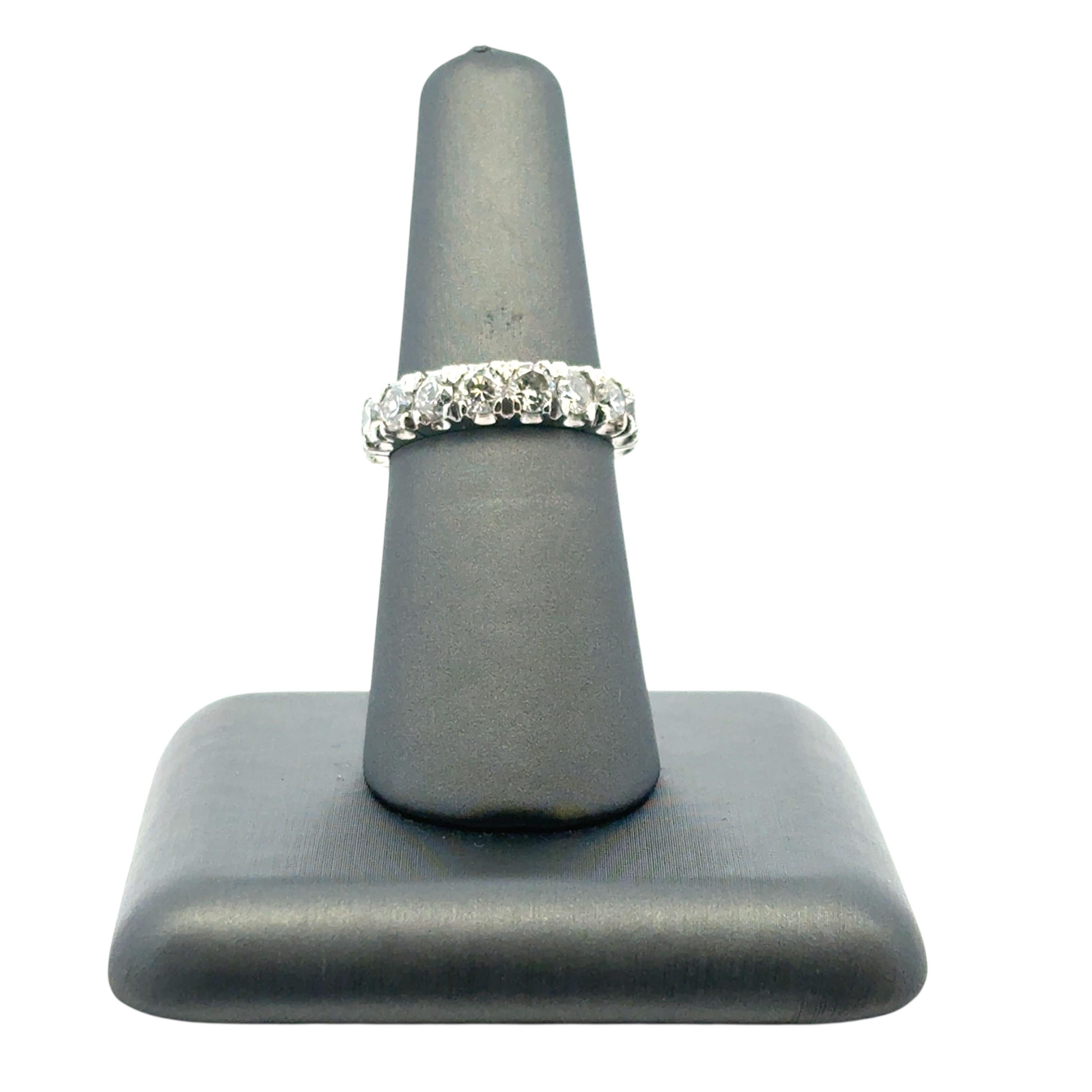 Bague d'éternité en platine avec diamant en vente 2