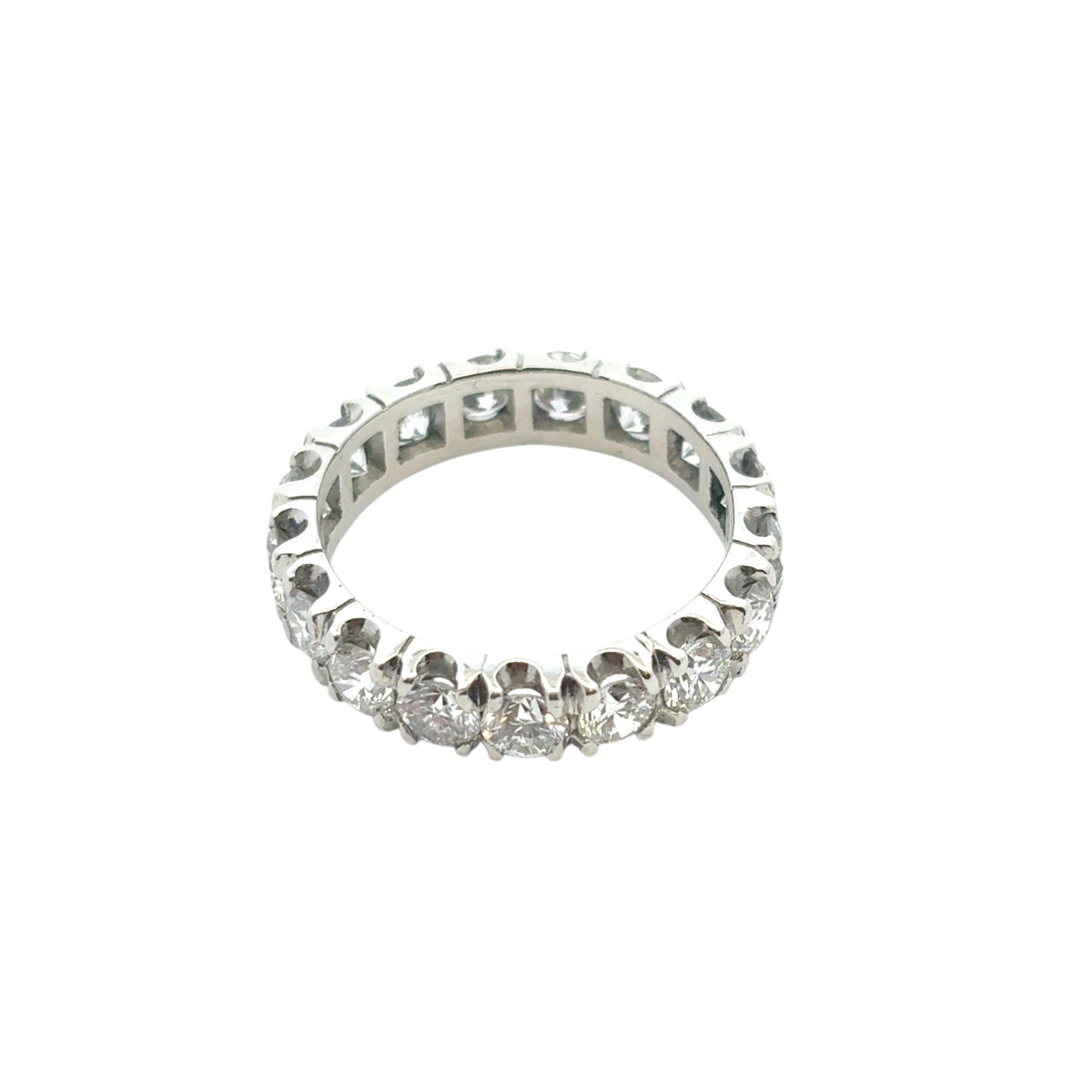 Bague d'éternité en platine avec diamant en vente 3