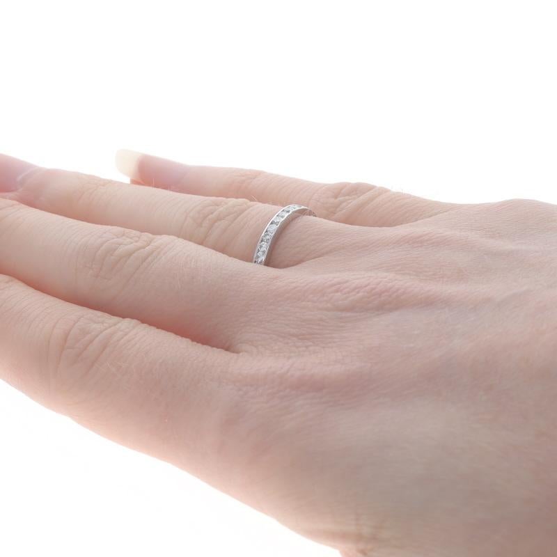 Fede nuziale in platino con diamanti per l'eternità - anello rotondo da 0,44 carati impilabile Sz 5 1/2 In condizioni buone in vendita a Greensboro, NC
