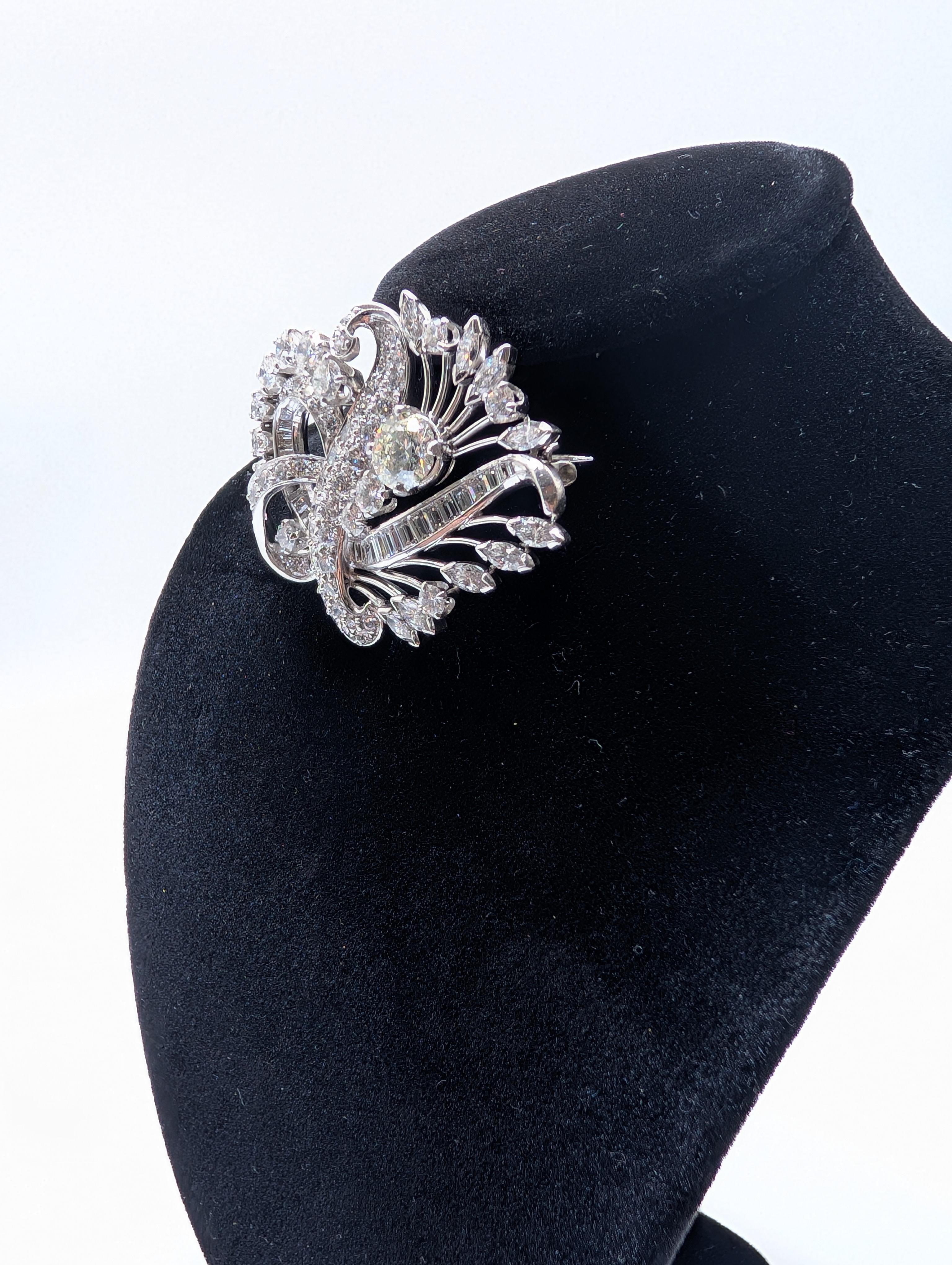 Taglio rotondo Spilla di platino con diamante in vendita