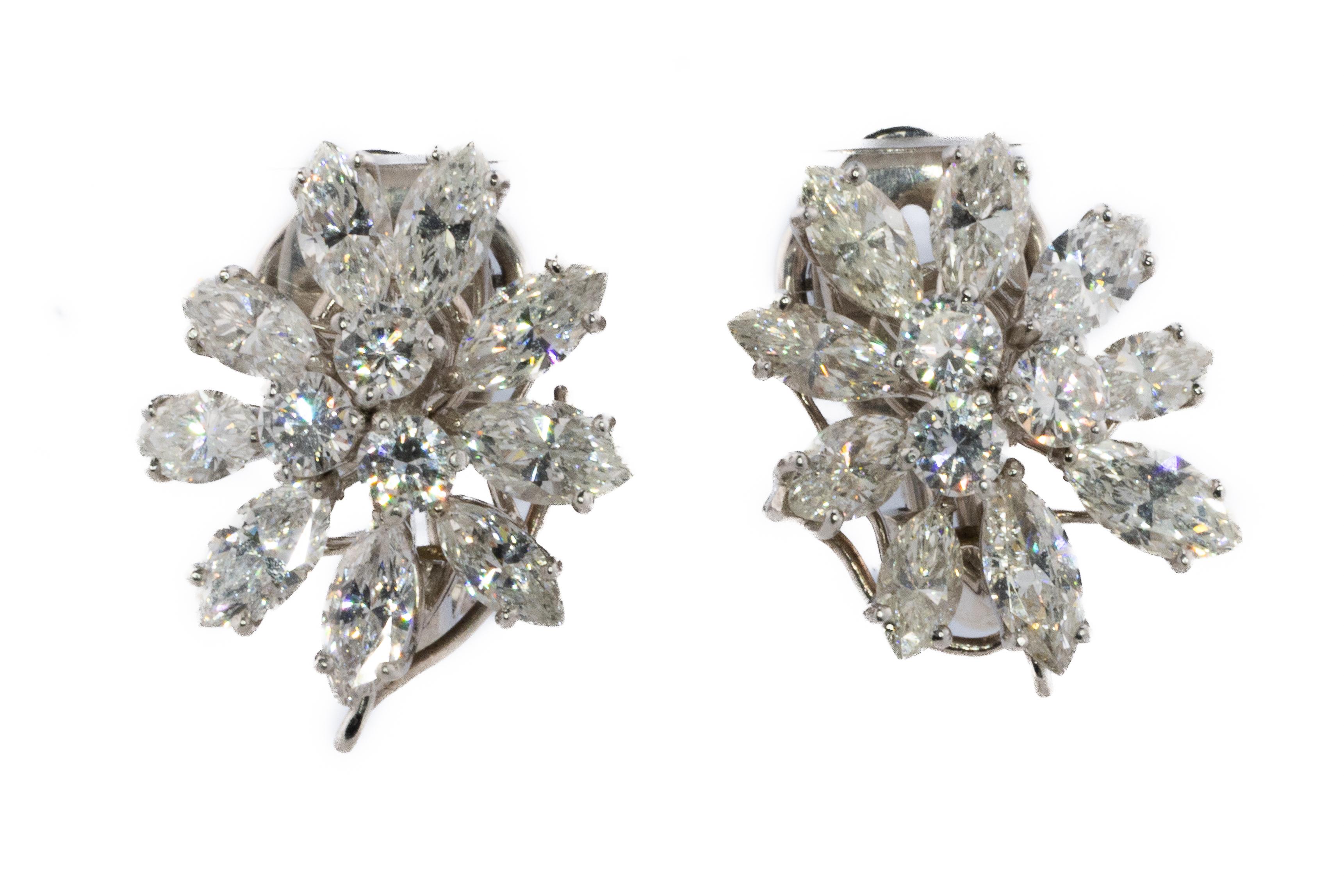 Pendientes florales de diamantes en platino

Un radiante par de pendientes de platino con un impresionante motivo floral. Cada pendiente exhibe seis diamantes talla redonda y 18 diamantes talla marquesa, dispuestos en una brillante floración de luz