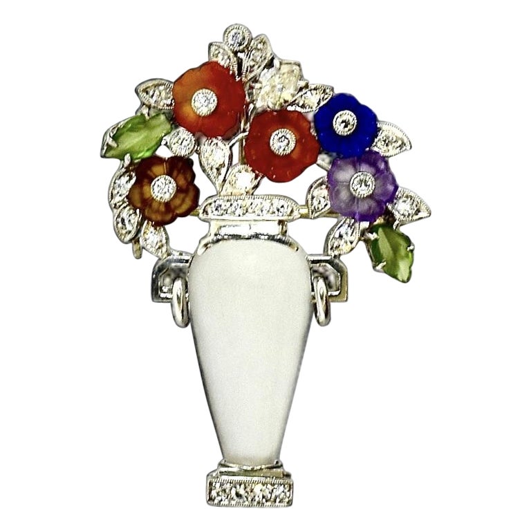 Platin, Diamant, mattierter Bergkristall  & Geschnitzte Blumenvase Pin