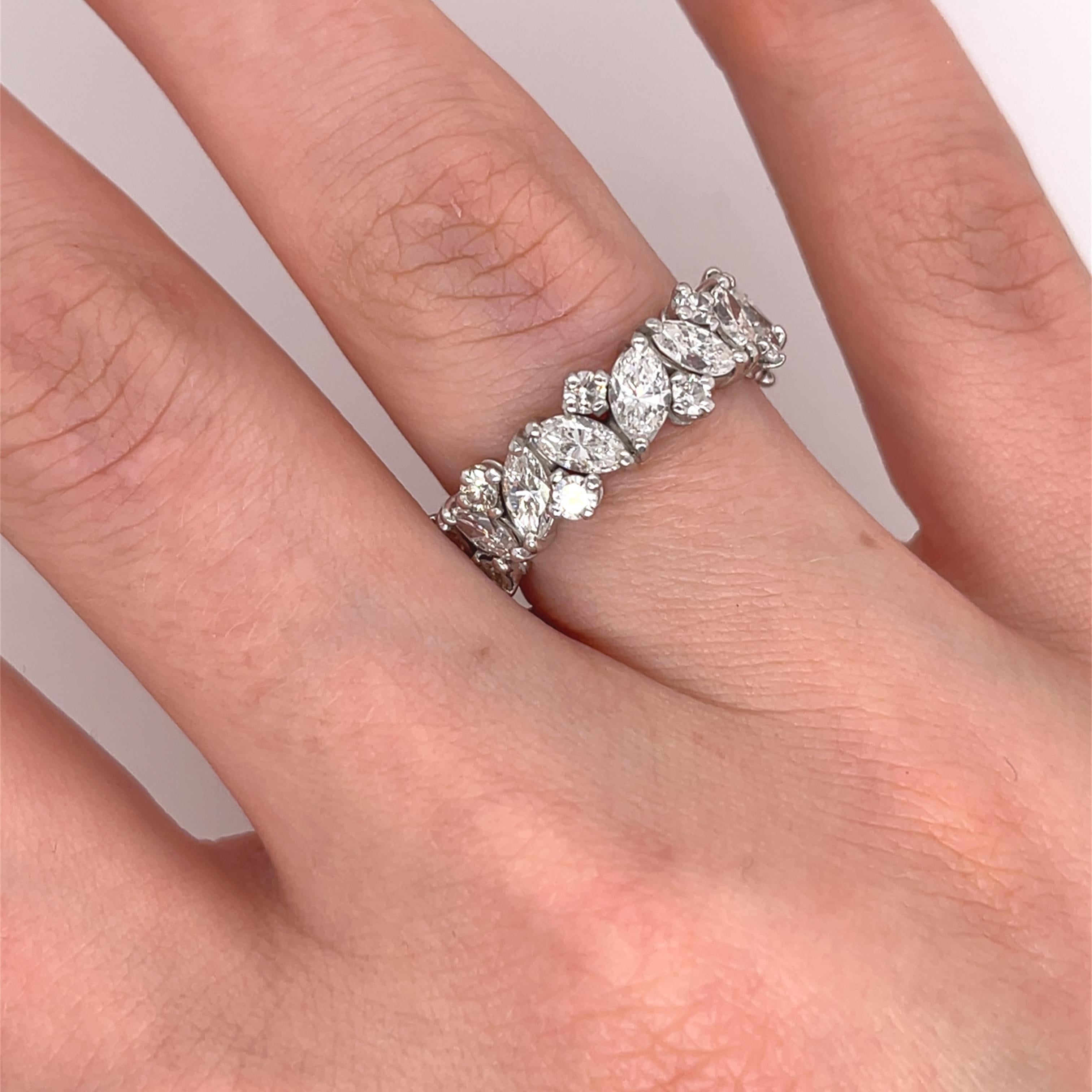 Dieser atemberaubende Diamantring für die Ewigkeit ist mit einem durchgehenden Band aus funkelnden Diamanten versehen, die ewige Liebe und Hingabe symbolisieren. Das mit Präzision gefertigte, filigrane Design zeigt eine Mischung aus moderner Eleganz