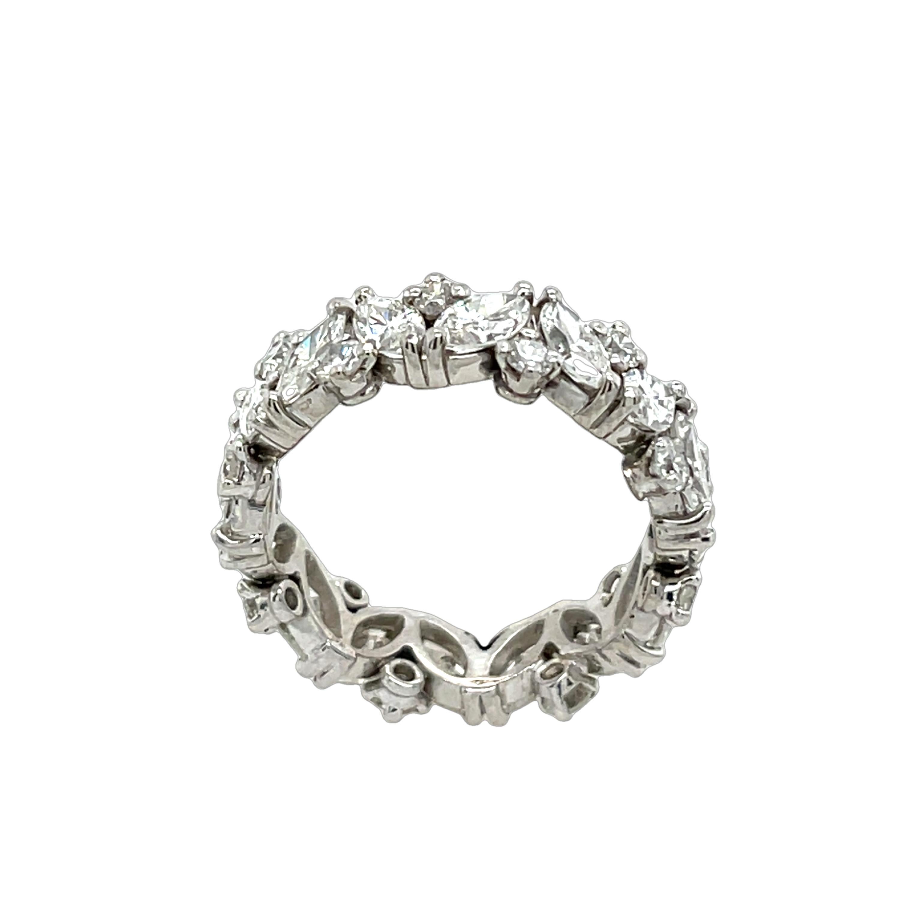 Platin-Diamant-Eternity-Ring aus Platin in voller Eternity-Fassung mit Marquise- und runden Diamanten (Marquiseschliff) im Angebot