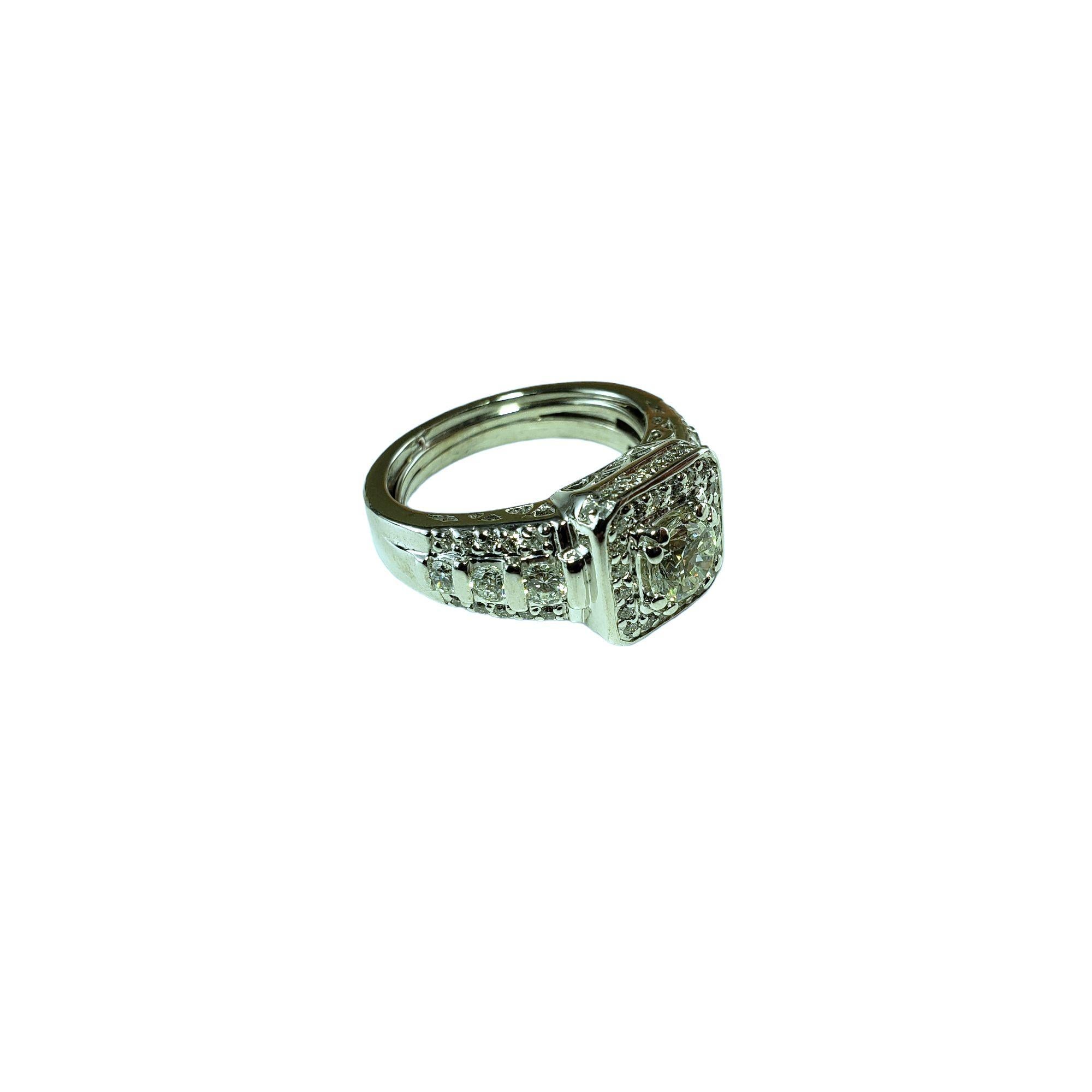 Anello di fidanzamento vintage con diamante aureolato in platino, misura 6.25-

Questo anello scintillante presenta 63 diamanti rotondi taglio brillante (centro: .71 ct.) incastonati in un platino dai dettagli meravigliosi. Larghezza: 10 mm.
Gambo: