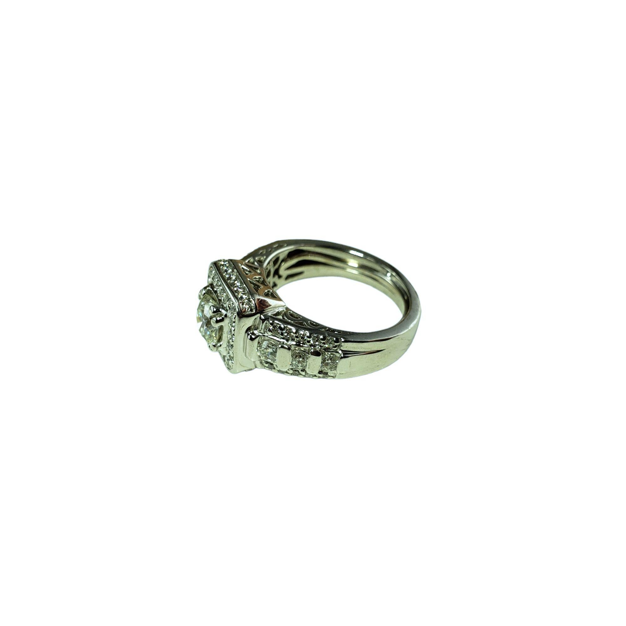 Taglio rotondo Anello di fidanzamento con diamante aureolato in platino misura 6,25 in vendita