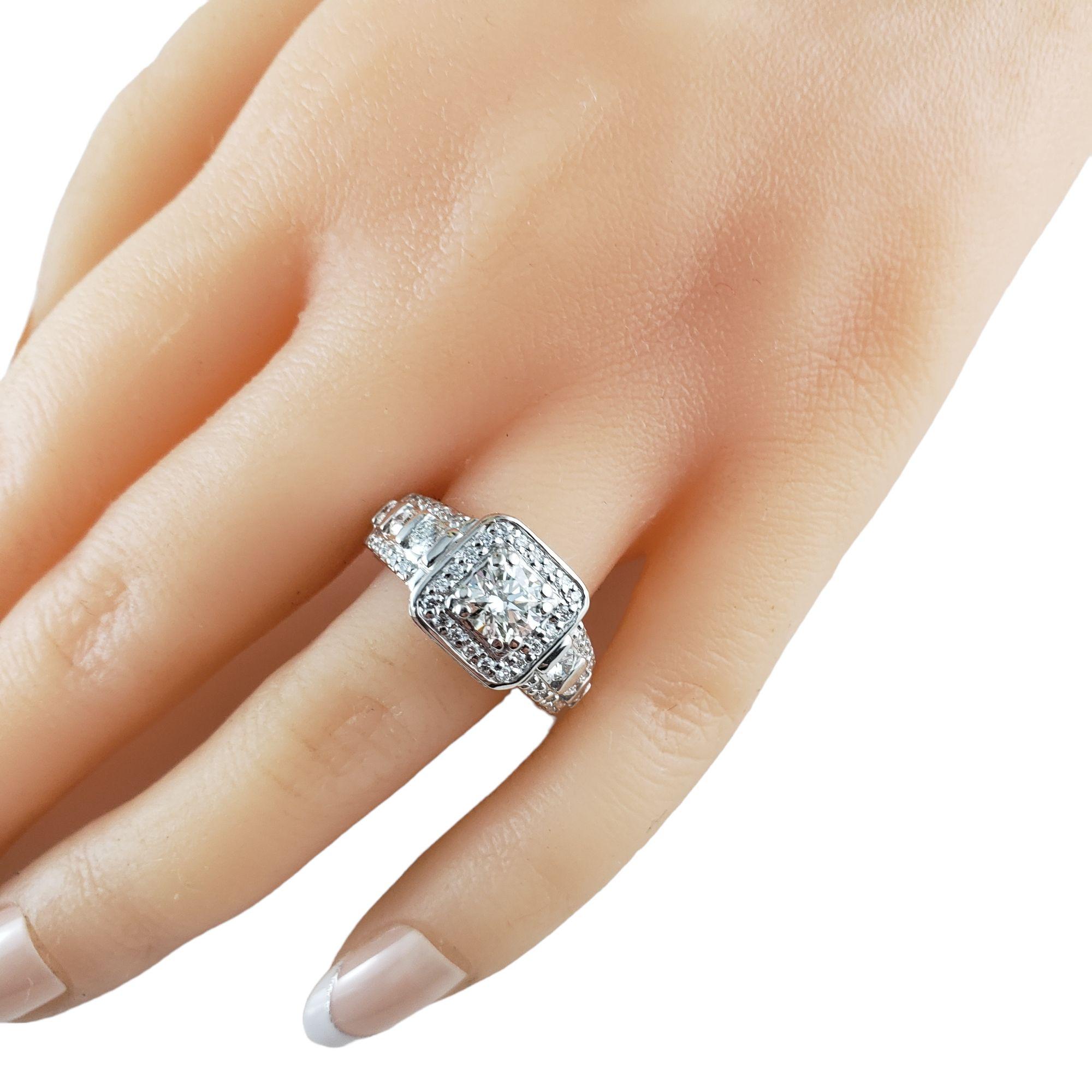 Anello di fidanzamento con diamante aureolato in platino misura 6,25 in vendita 2