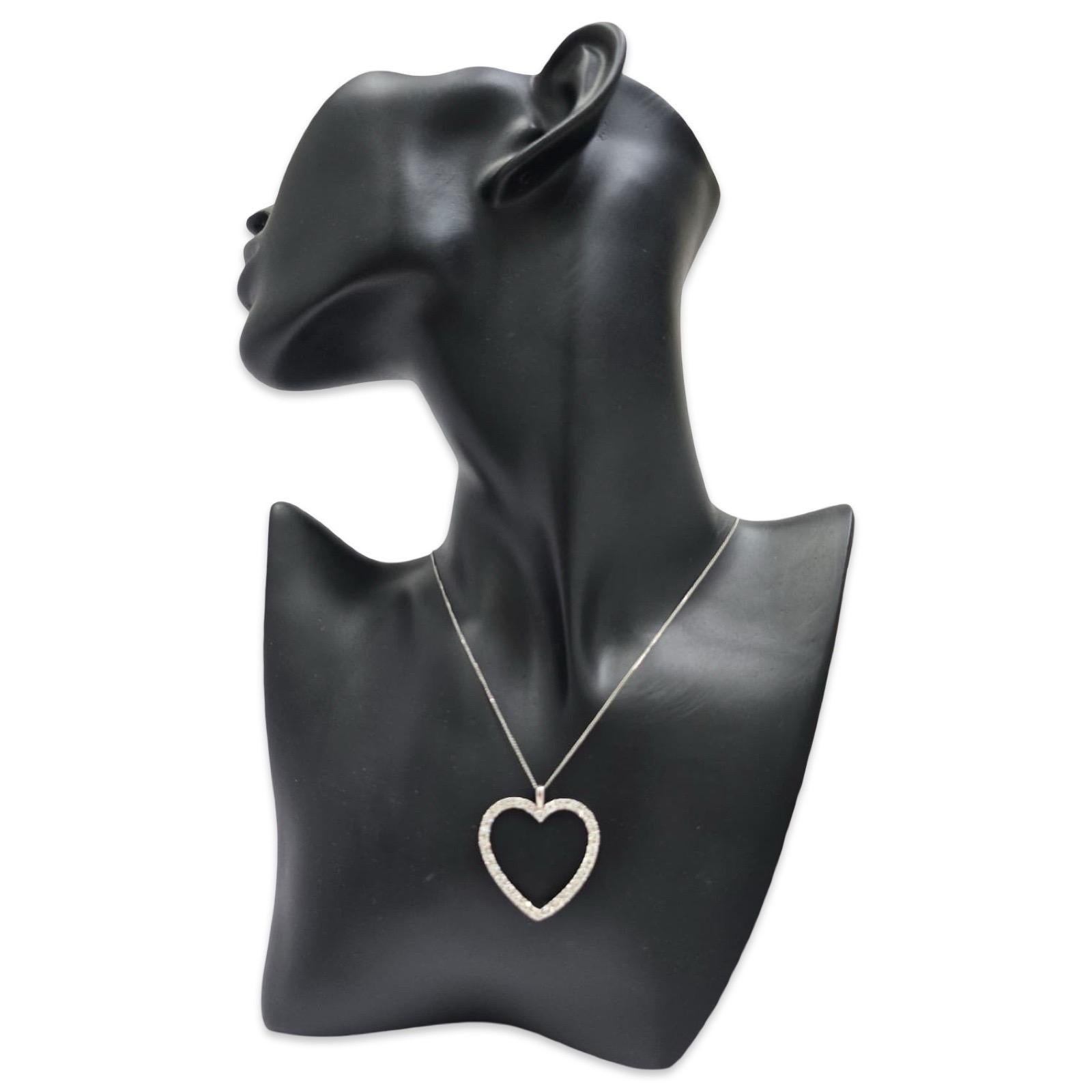 Un pendentif raffiné en forme de cœur en platine et diamant, suspendu à une chaîne en platine de 18 pouces. La silhouette à cœur ouvert est sertie d'environ 2,25 carats de diamants ronds de taille brillant, chacun mesurant environ 2,75 mm, pour un