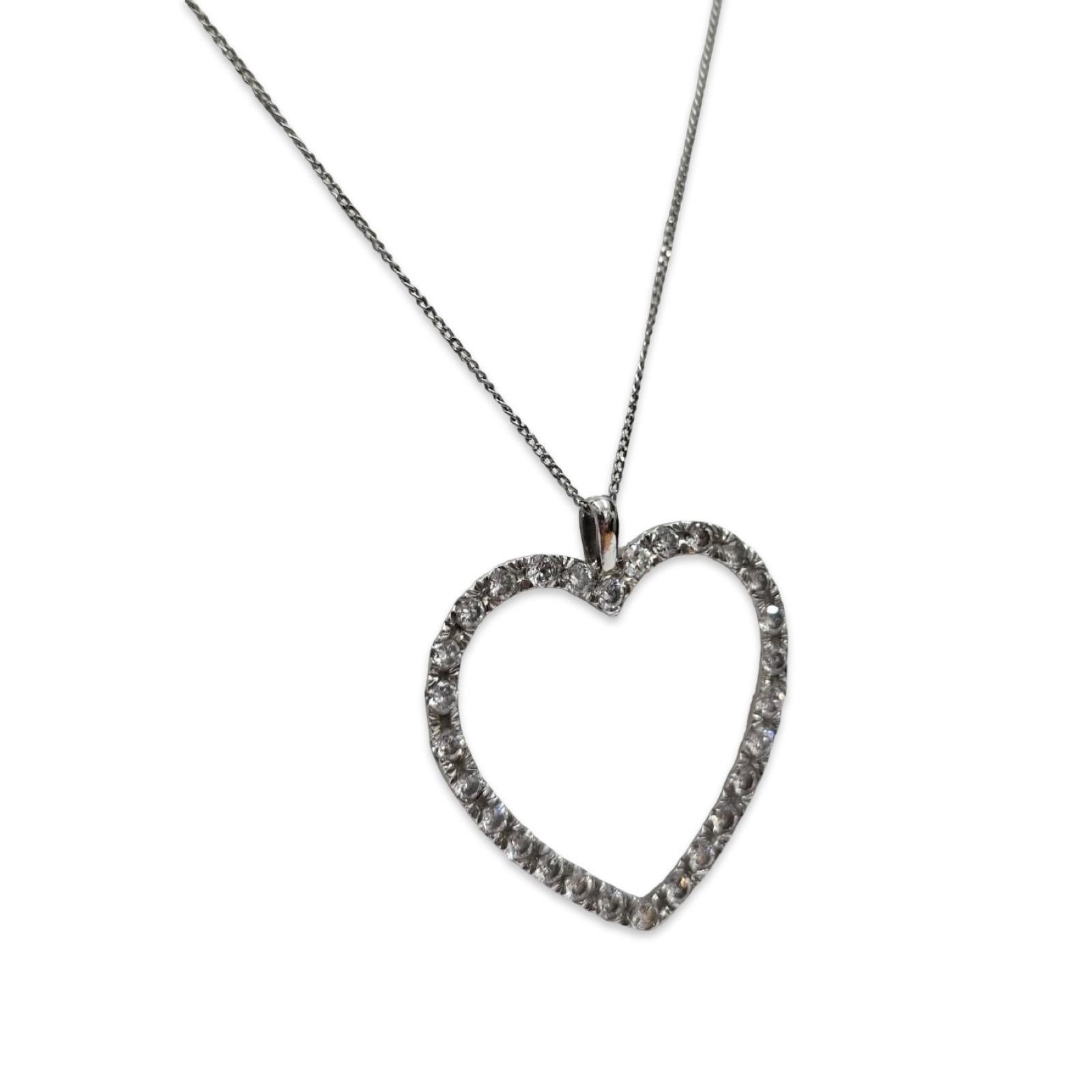 Taille ronde Collier pendentif cœur en platine avec diamants ronds 2.25ctw 18 pouces en vente