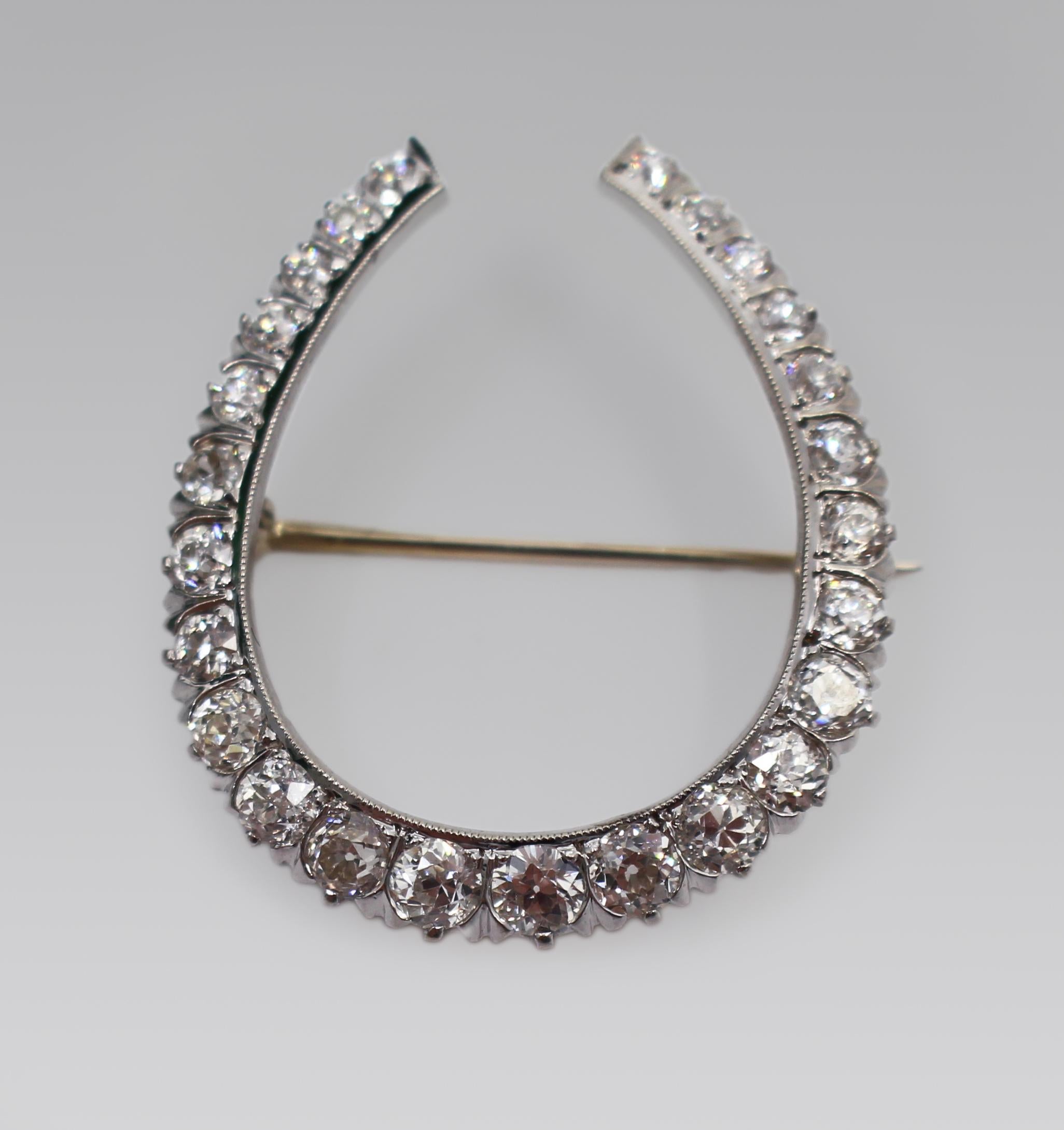 Hufeisenbrosche aus Platin und Diamanten, englisch, um 1925
Eine fein gearbeitete Hufeisenbrosche aus Platin und Diamanten, datiert um 1925. Dieses elegante Stück aus dem frühen 20. Jahrhundert ist mit einer abgestuften Reihe leuchtender Diamanten