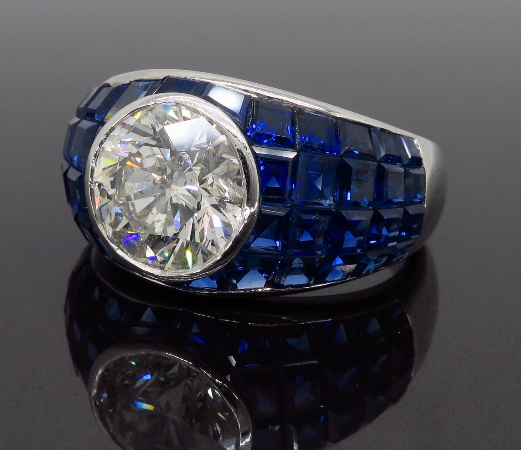 Ring aus Platin mit blauem Saphir und unsichtbar gefasstem Platin (Rundschliff) im Angebot