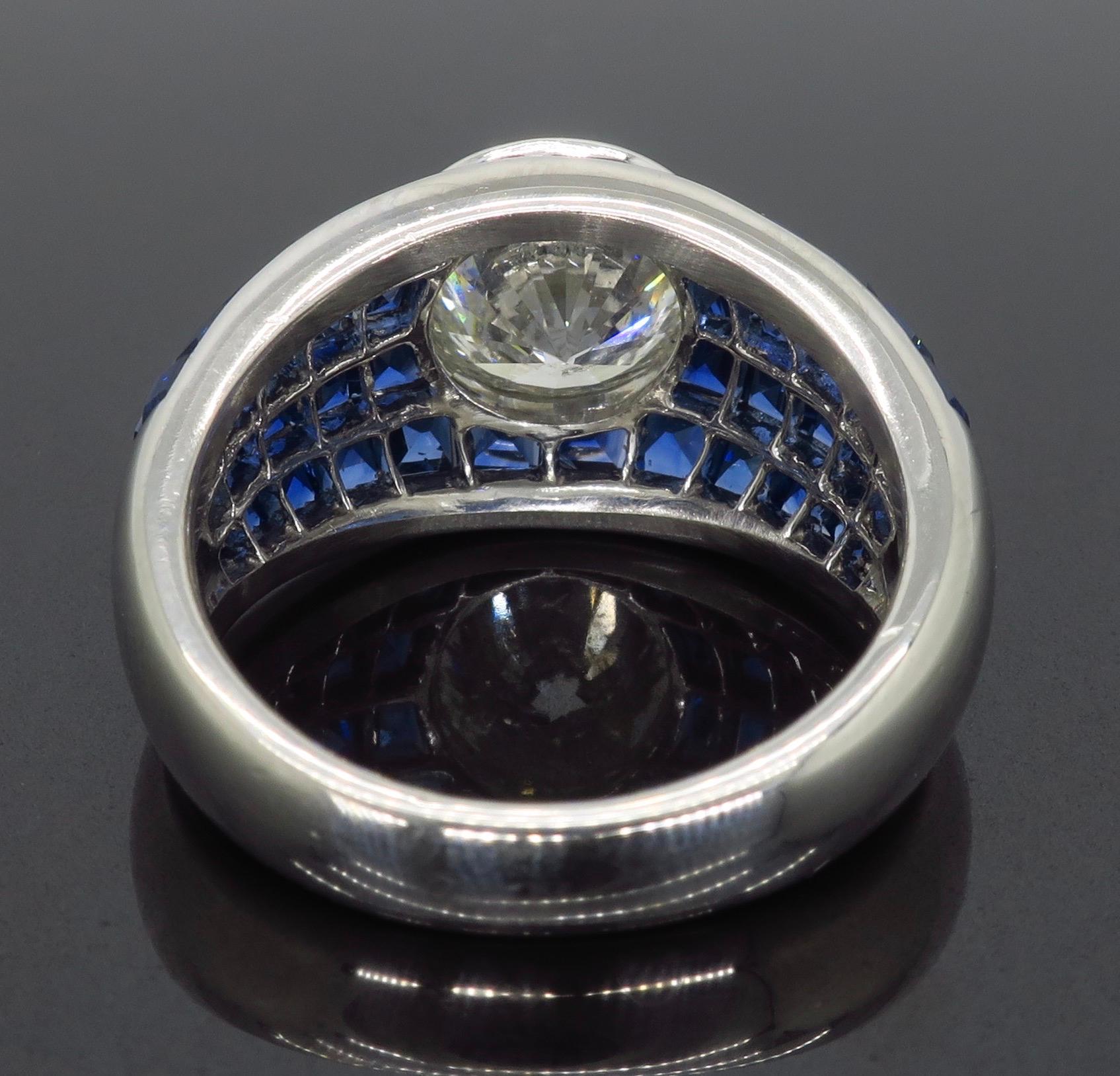 Ring aus Platin mit blauem Saphir und unsichtbar gefasstem Platin für Damen oder Herren im Angebot