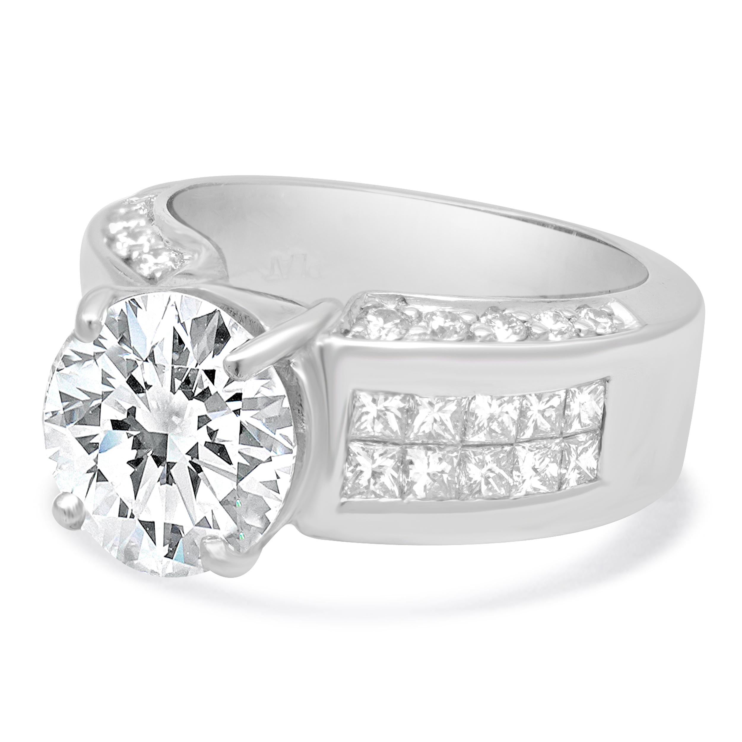 Concepteur : personnalisé 
Matériau : Platine
Diamants : 1 diamant rond de taille brillant = 3,60cttw
Couleur : H
Clarté : I1
Diamants : 20 taille princesse= 1.05cttw
Couleur : H
Clarté : SI1
Diamants : 20 brillants ronds = 0,60cttw
Couleur :