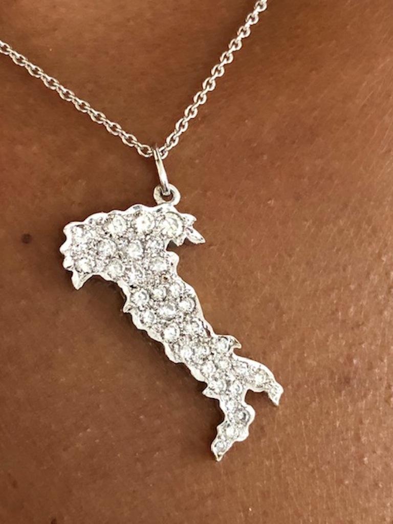 Platinum Diamond Italy Pendant Necklace In New Condition For Sale In New York, NY
