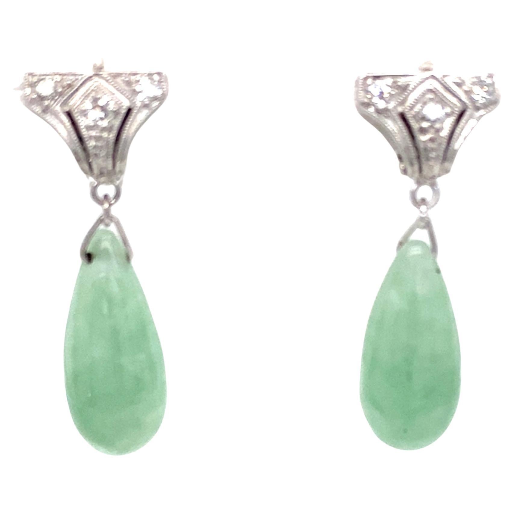 Boucles d
oreilles pendantes Art Déco en platine, diamant et jadéite en vente
