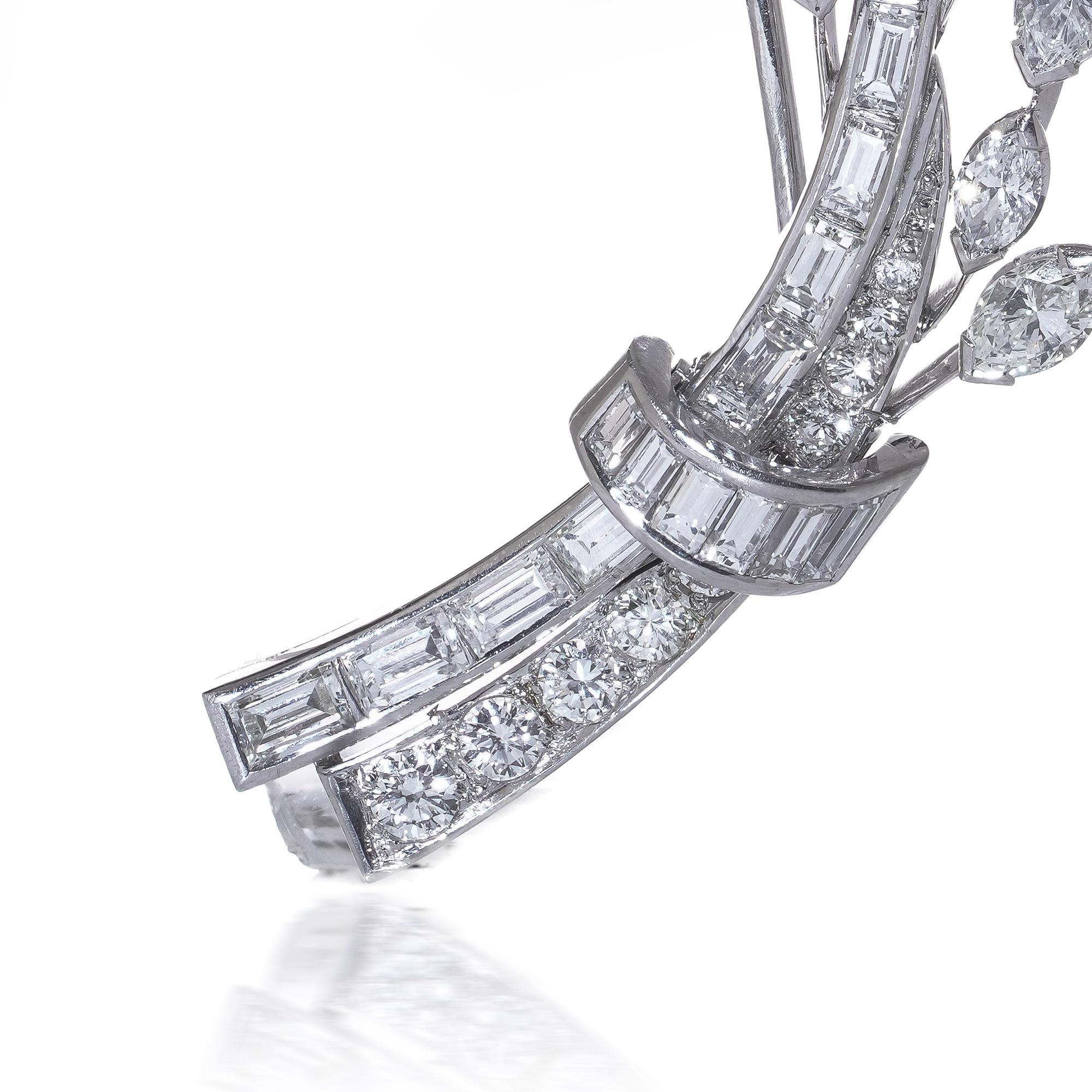 Spilla a foglia di diamante in platino con diamanti Marquise, Baguette e Brilliante in vendita 1