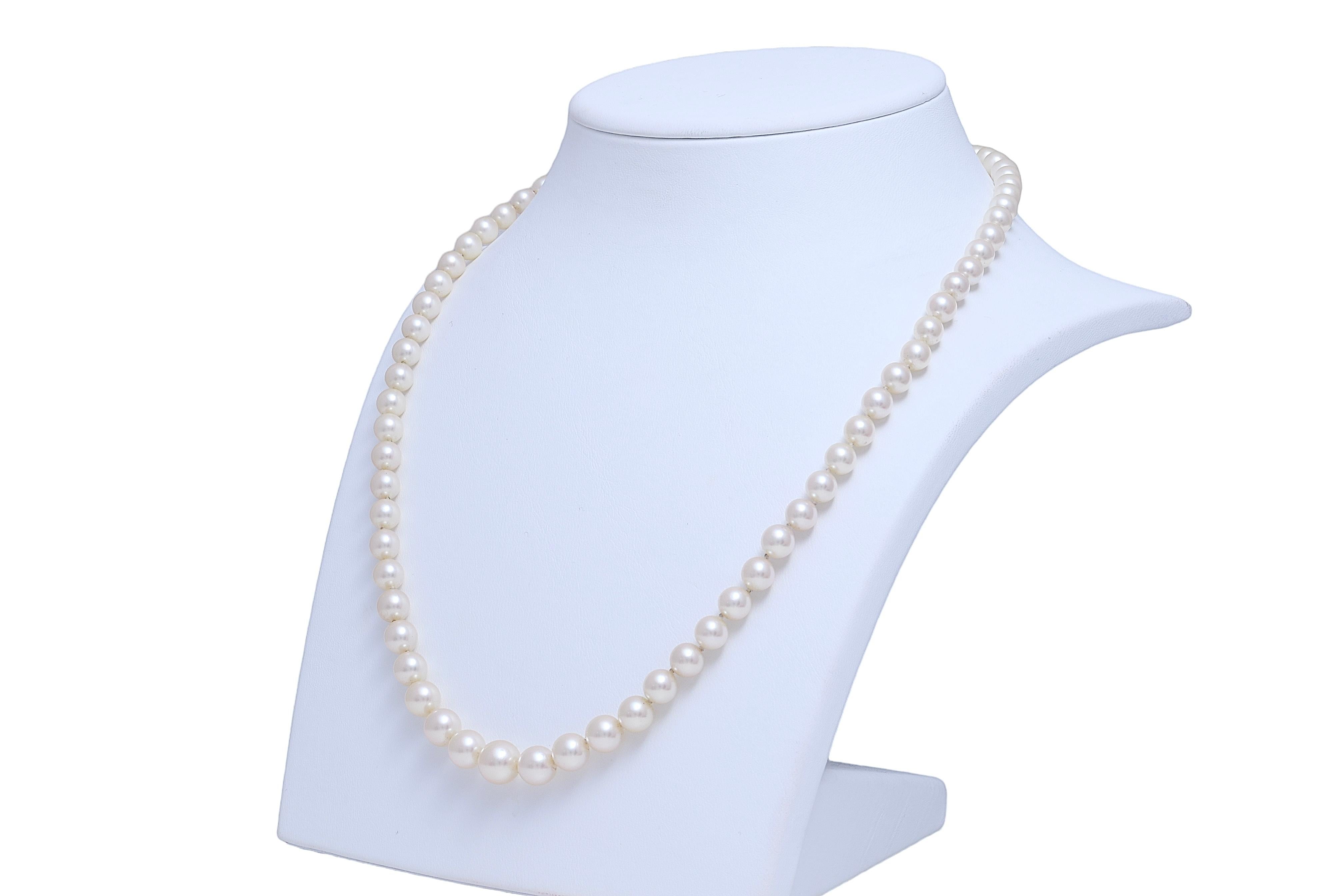 Platinum Diamond Lock on Japanese Akoya Degradé Pearl Necklace 

Pearls: 74 Akoya Pearls from 5.6 mm to 9 mm

Diamonds: 3 Brilliant cut diamonds together approx. 0.18 ct. 

Material lock: Platinum

Measurements: 52 cm long (can be made shorter or