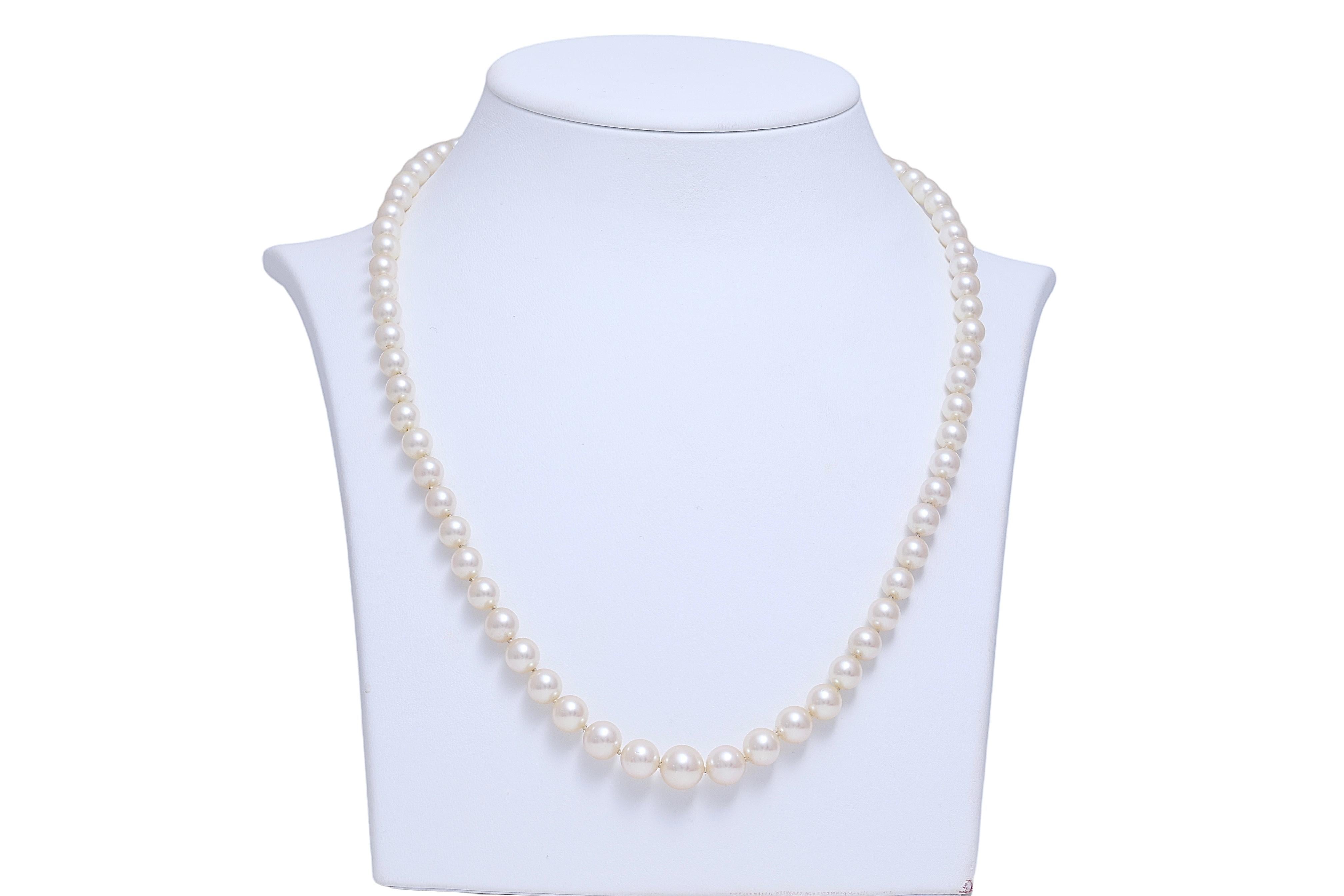 Platinum Diamond Lock on Japanese Akoya Degradé Pearl Necklace 5.6 mm -9 mm In Excellent Condition For Sale In Antwerp, BE