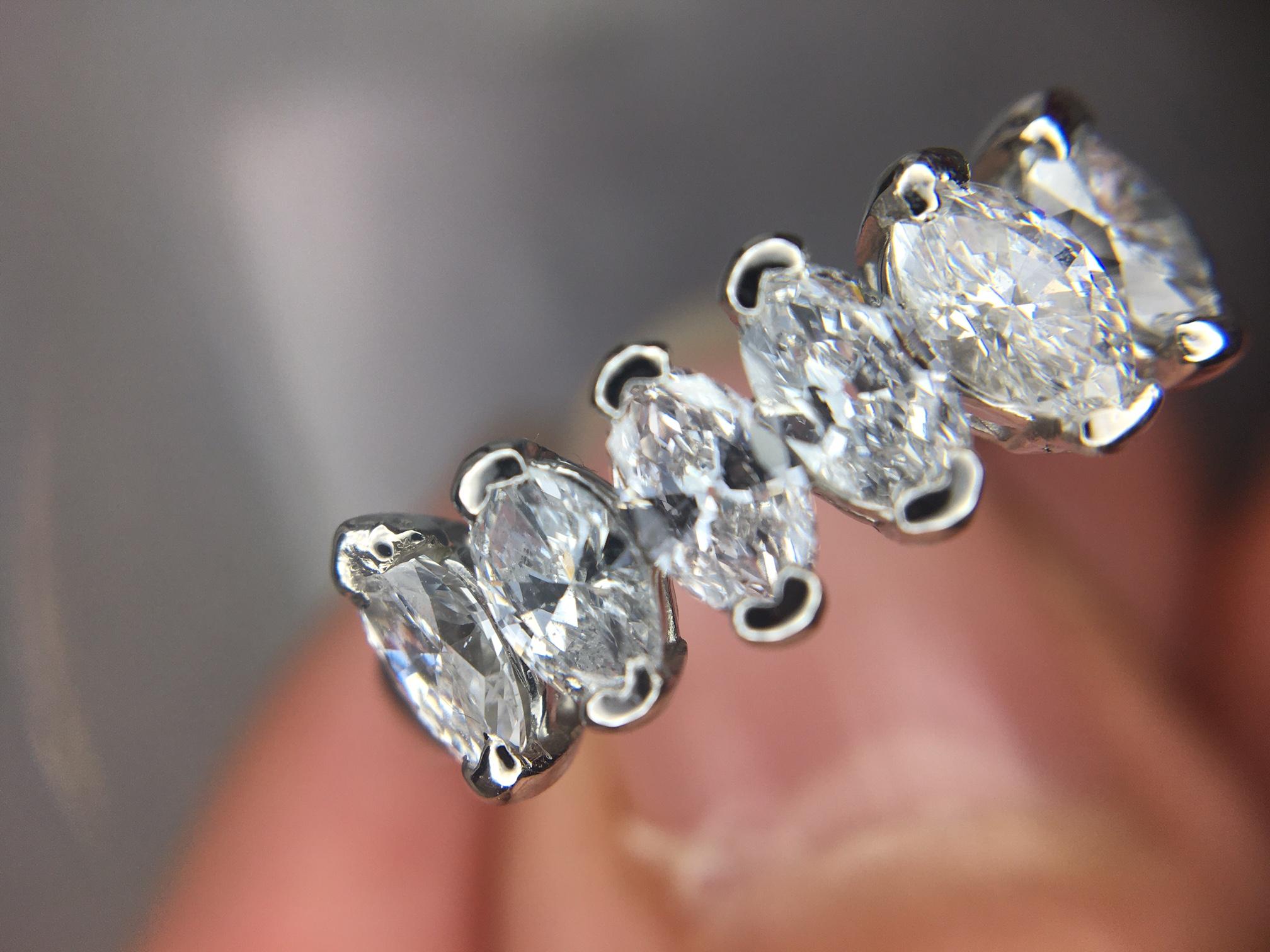 Antiker Diamant-Trauring aus Platin mit 6 Diamanten im Marquise-Schliff. Das Band ist vorne 6,5 mm breit. Die Diamanten sind ca. 6 mm x 3 mm groß und die 6 wiegen insgesamt ca. 1 Karat. Die Diamanten haben die Reinheit SI und die Farbe GH. Der Ring