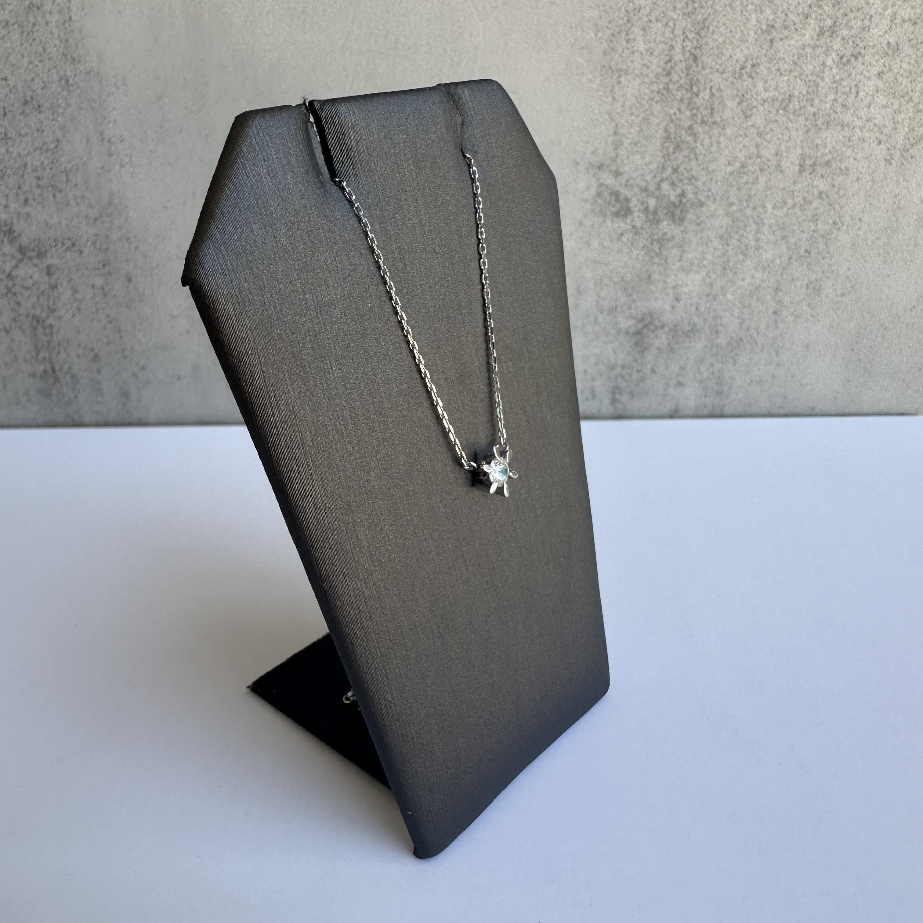 Arricchisci la tua collezione di gioielli con questa splendida collana di diamanti in platino. Con 0,20 carati di diamanti tondi naturali GH SI, questa collana combina una bellezza senza tempo con un'eleganza moderna, perfetta per ogni