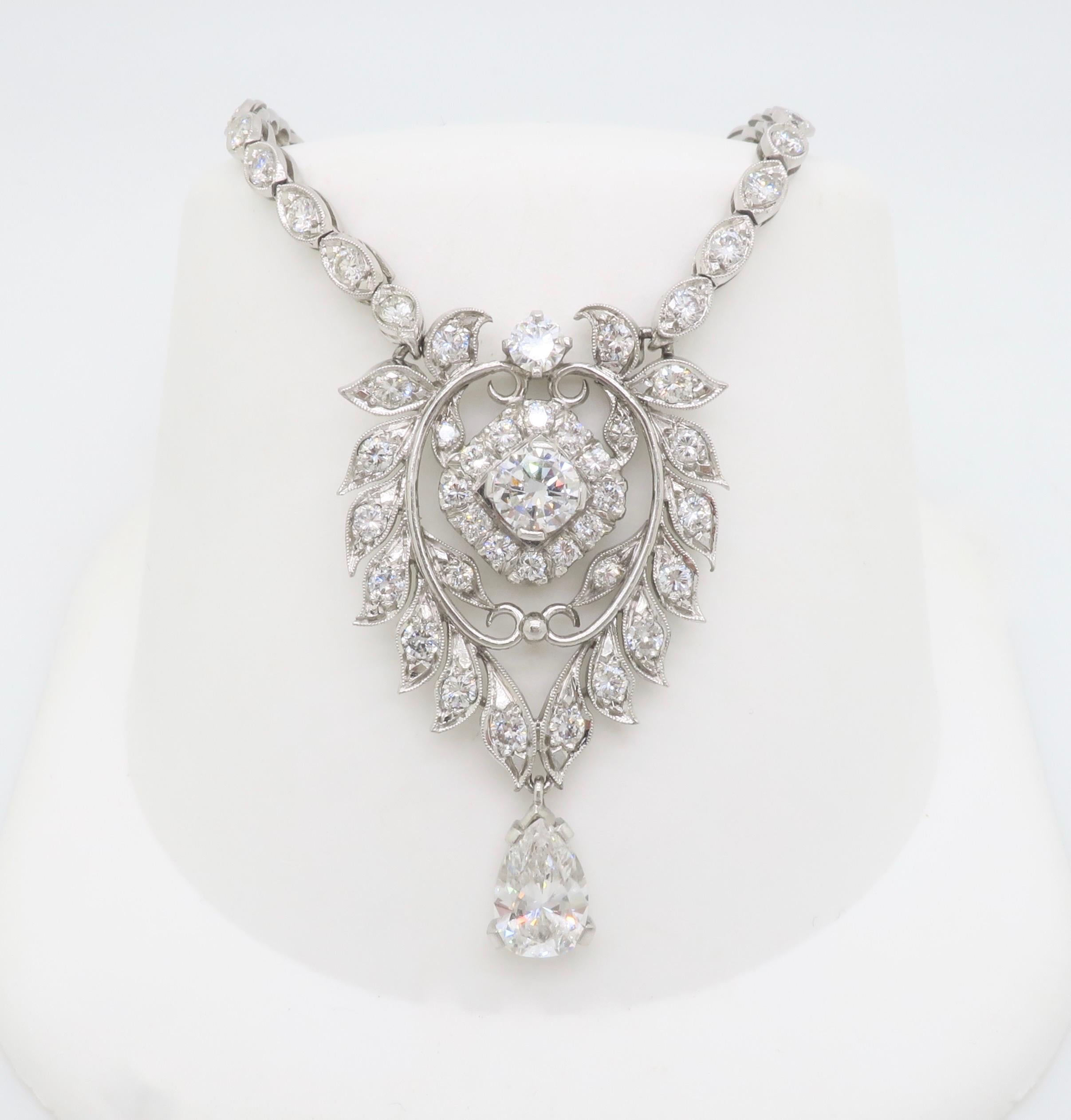 Splendida collana di diamanti a goccia certificata e personalizzata, realizzata con 4,23 carati di diamanti. 

Pietra preziosa: Diamante estratto dalla terra
Diamante centrale: pera da 1,25 carati 
Colore del diamante centrale: F-G
Chiarezza del