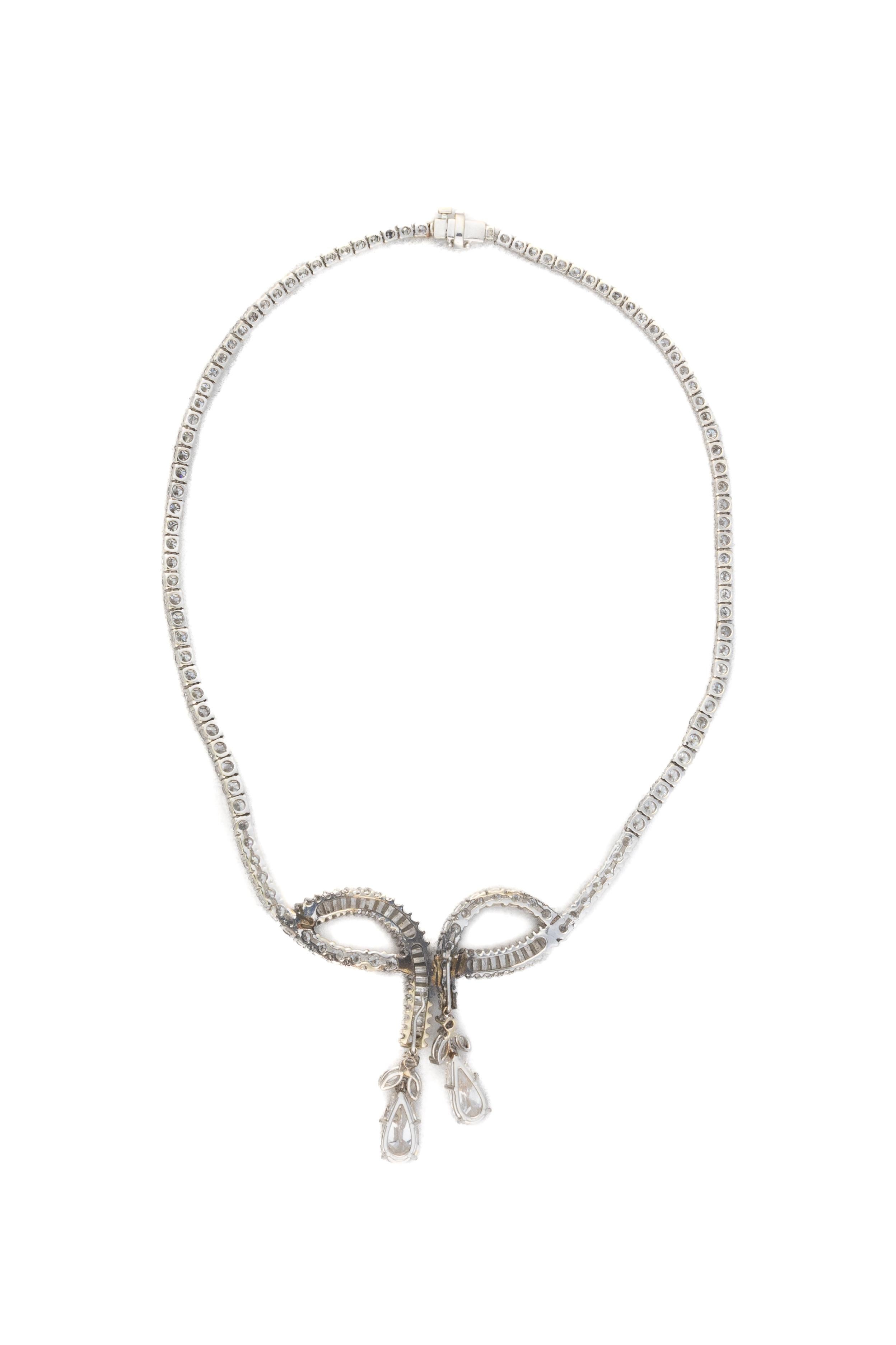 Platin-Diamantenhalskette mit spitz zulaufendem Baguette und birnenförmigen Tropfen (Tropfenschliff) im Angebot
