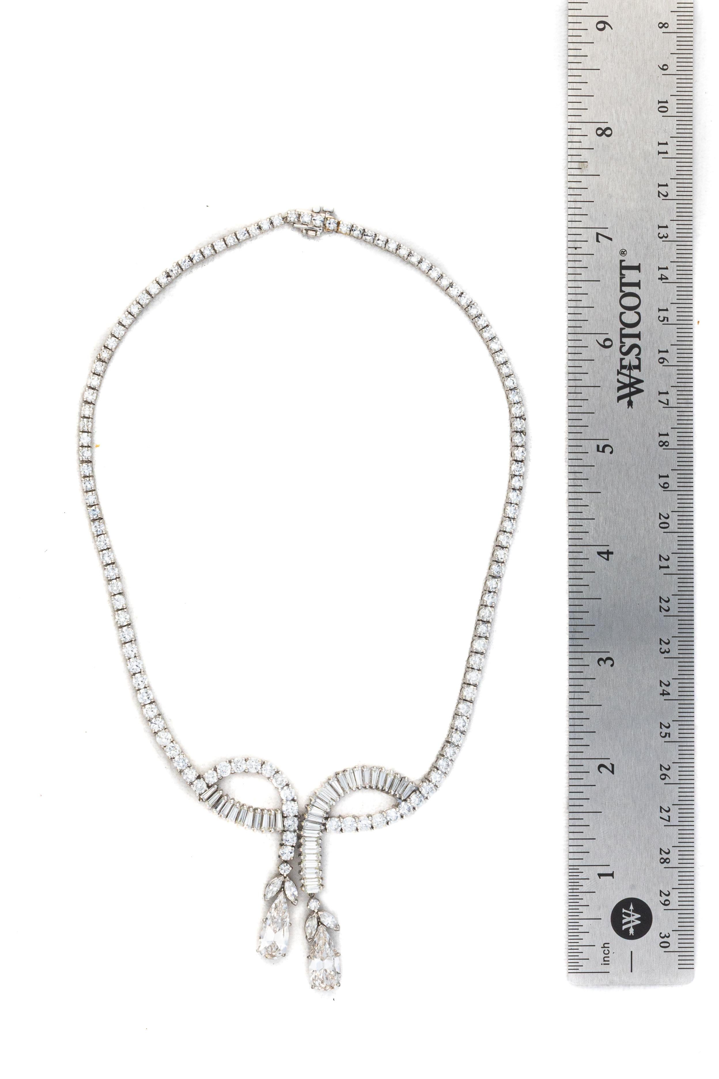 Platin-Diamantenhalskette mit spitz zulaufendem Baguette und birnenförmigen Tropfen im Zustand „Hervorragend“ im Angebot in New York, NY
