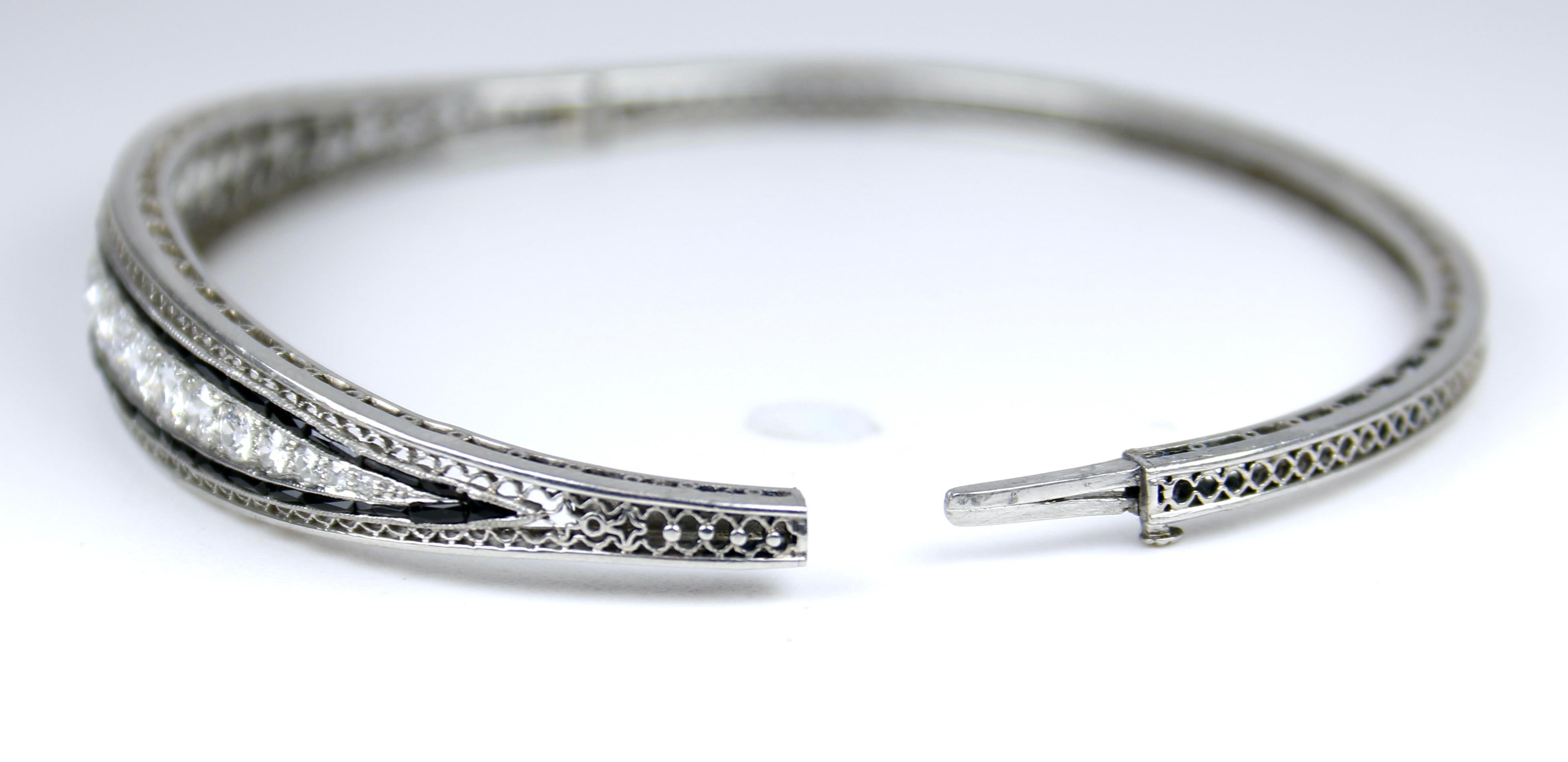 Bracelet jonc en platine, diamants et onyx Bon état - En vente à Dallas, TX