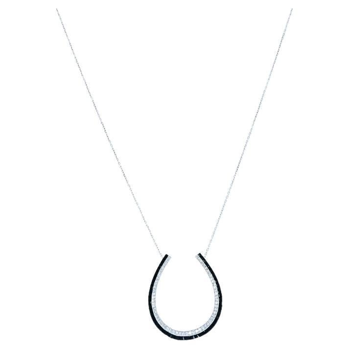 Collana a ferro di cavallo in platino con diamanti e onice in vendita