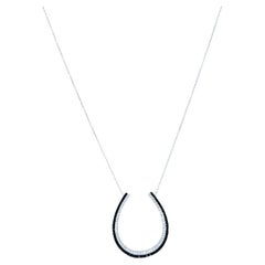 Collana a ferro di cavallo in platino con diamanti e onice