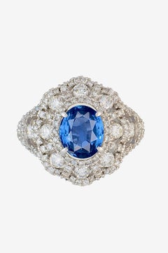 Anello in platino con diamante ovale certificato GIA da 2,80 carati senza calore con zaffiro blu di Burma