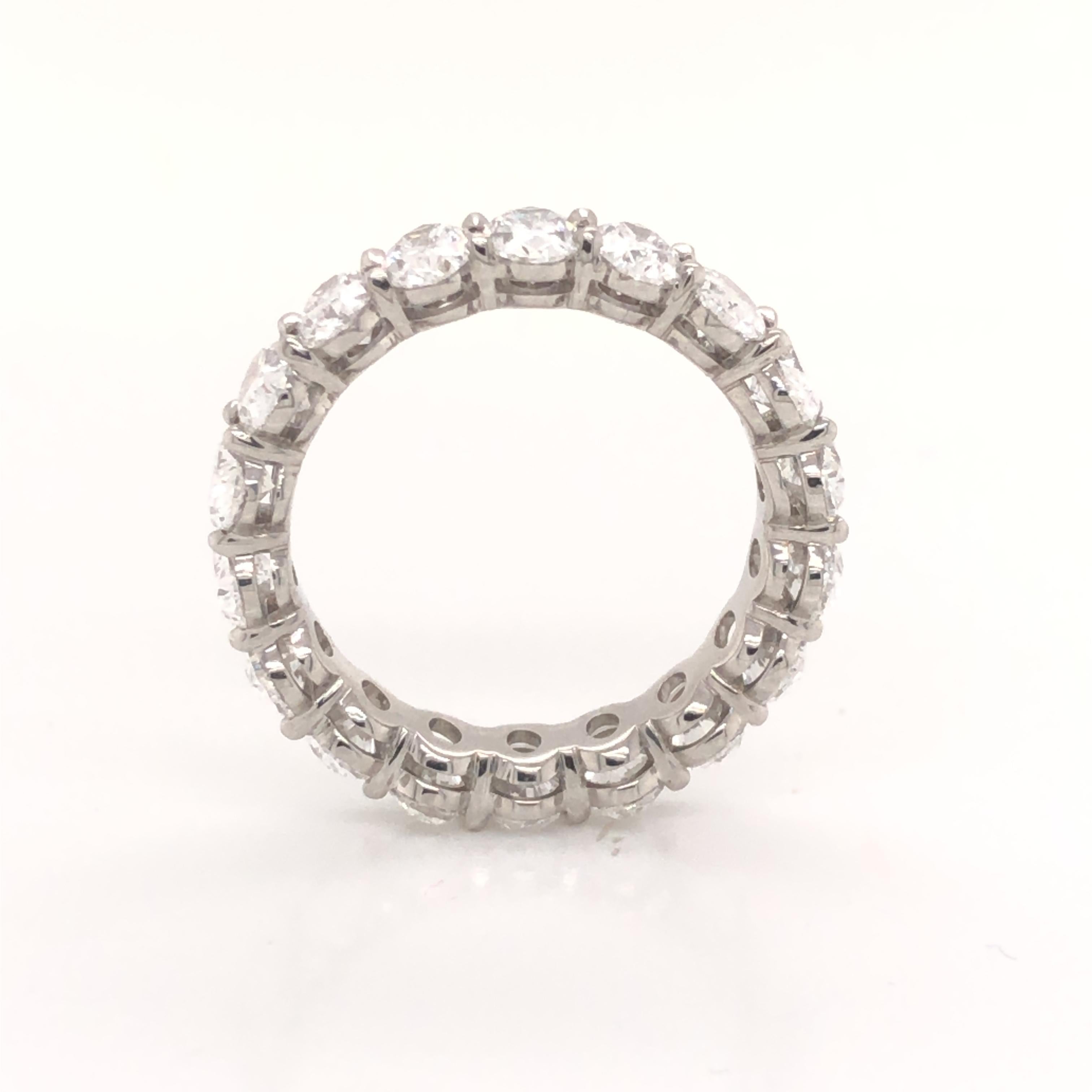 Moderne Bracelet d'éternité en platine avec diamants de forme ovale 5,58 carats en vente