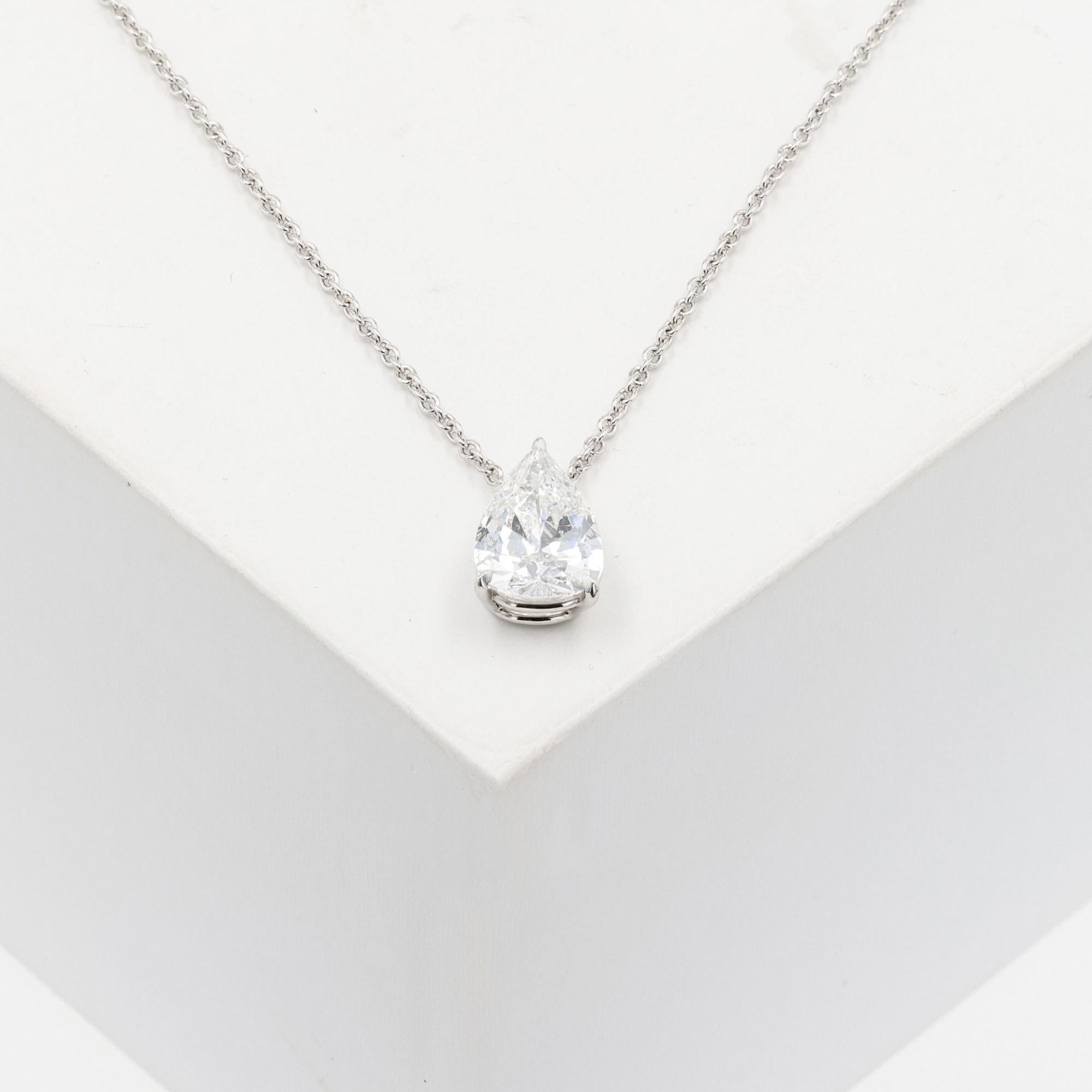 Solitär-Anhänger mit Diamanten aus Platin im Vintage-Stil. Der birnenförmige Diamant wiegt 3,39ct.
Der Diamant ist von der Farbe her E und von der Reinheit her I1. Die Politur und die Symmetrie sind abgestuft
so gut. Die GIA-Nummer ist 2221558959,