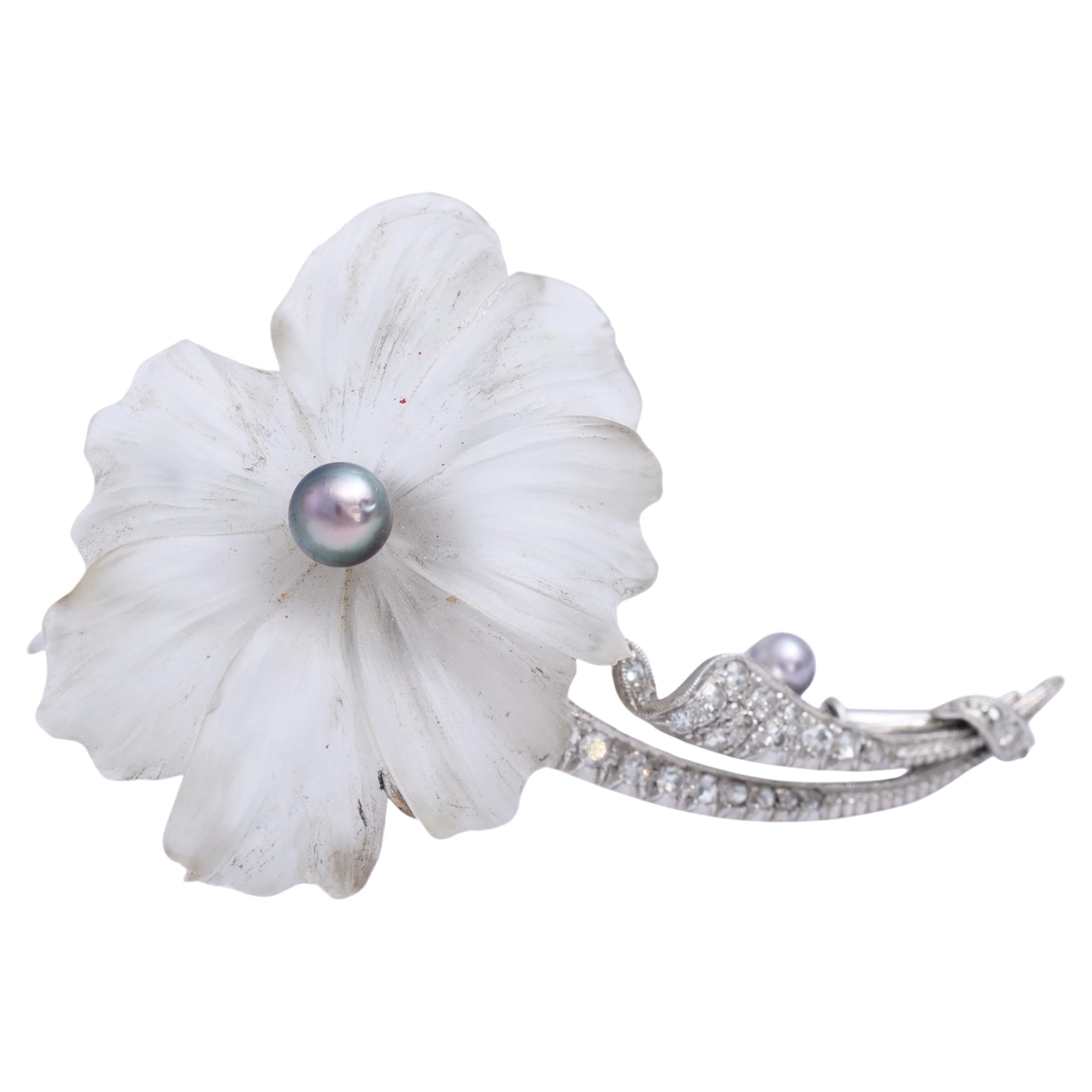 Broche en platine avec diamants et perles Fleur en cristal de montagne