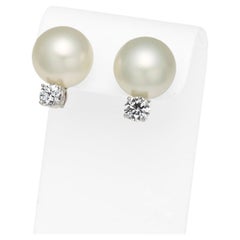 Boucles d'oreilles perles en platine et diamant  Diamants 0,526 carat et 0,505 carat  Perles de 13,6 mm