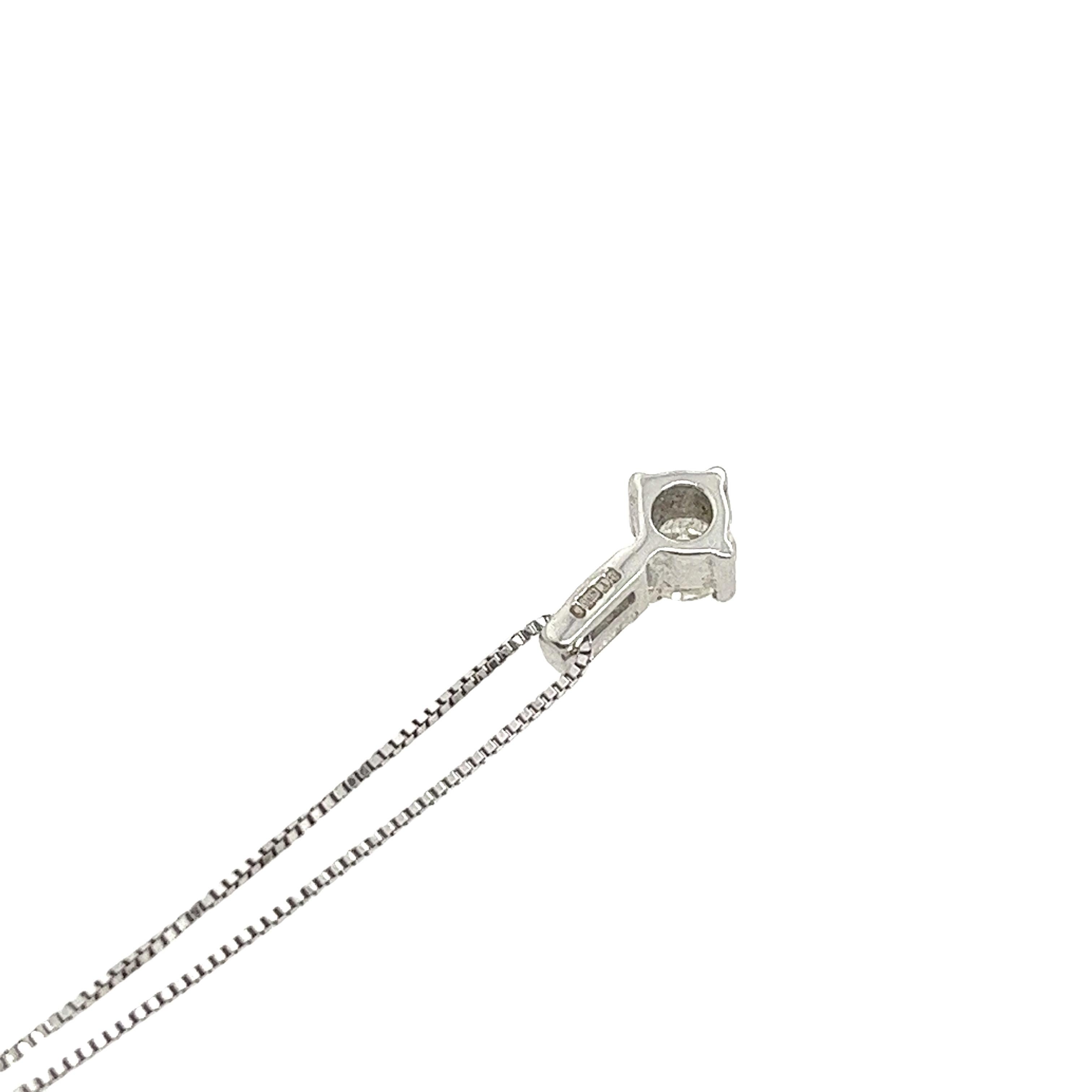 Die Kette ist so gestaltet, dass sie den Anhänger in der Mitte der Brust hält, besetzt mit einem runden Brillanten 0,20ct H/SI2 und einem Baguette-Diamanten an der Leine, was ihn zu einem sehr eleganten und schönen Schmuckstück macht.