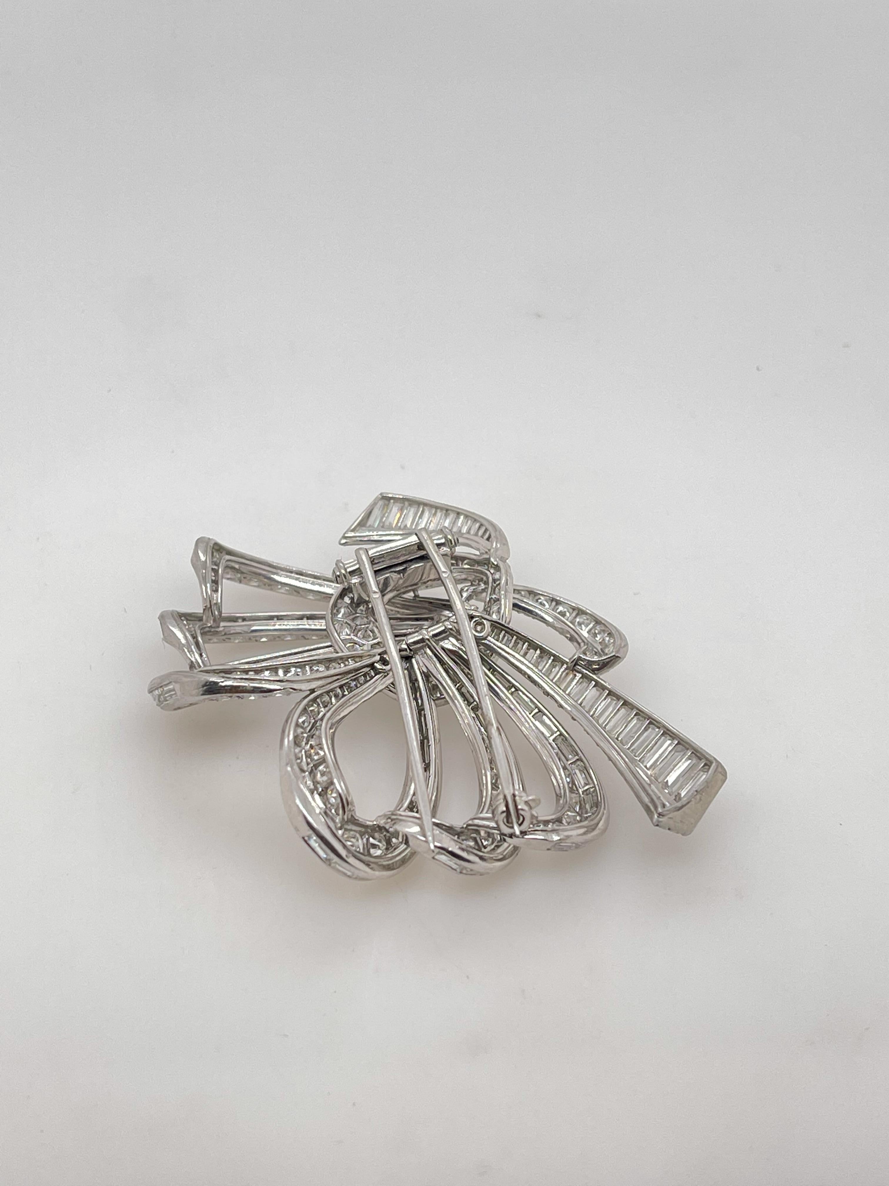 Spilla con diamante stile Ribbion
186 diamanti rotondi taglio brillante = 9,0ct VVS1 SI1
97 diamanti taglio baguette = 7,0ct VVSVS E-F-G 
Platino 