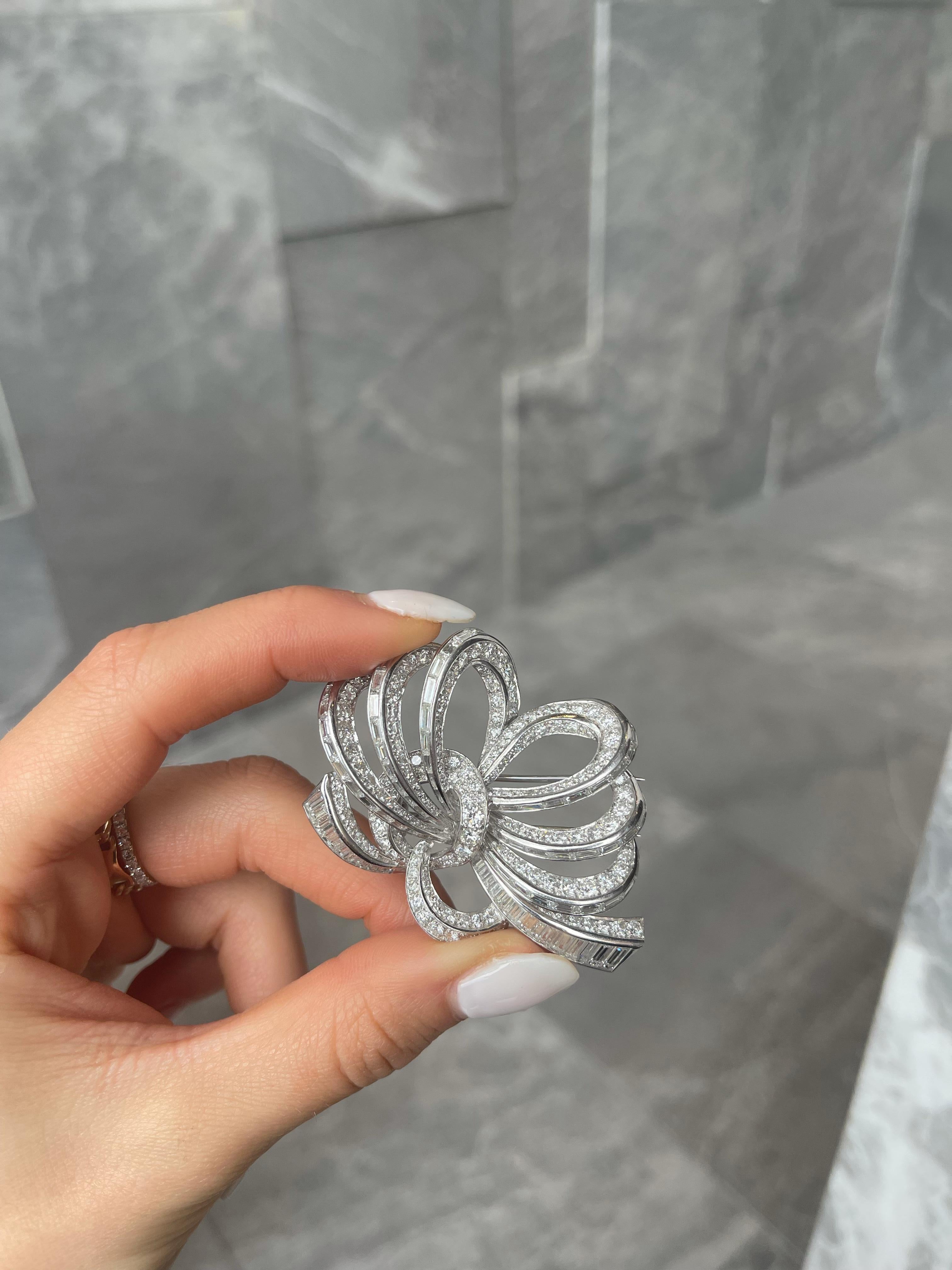 Spilla in platino con diamante a nastro In condizioni buone in vendita a Toronto, CA